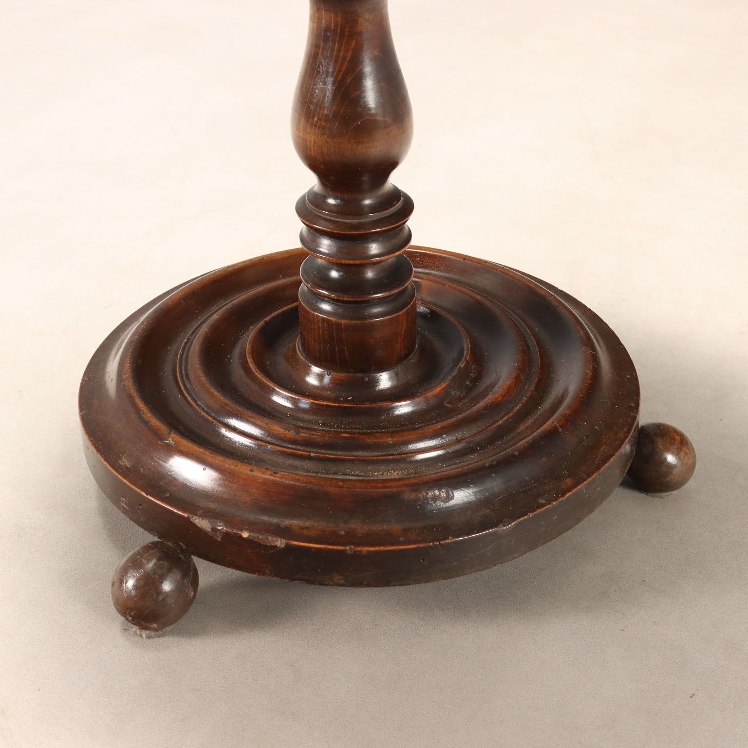 Petite table d'époque en hêtre peint noyer, Italie, XXe siècle photo vinterior