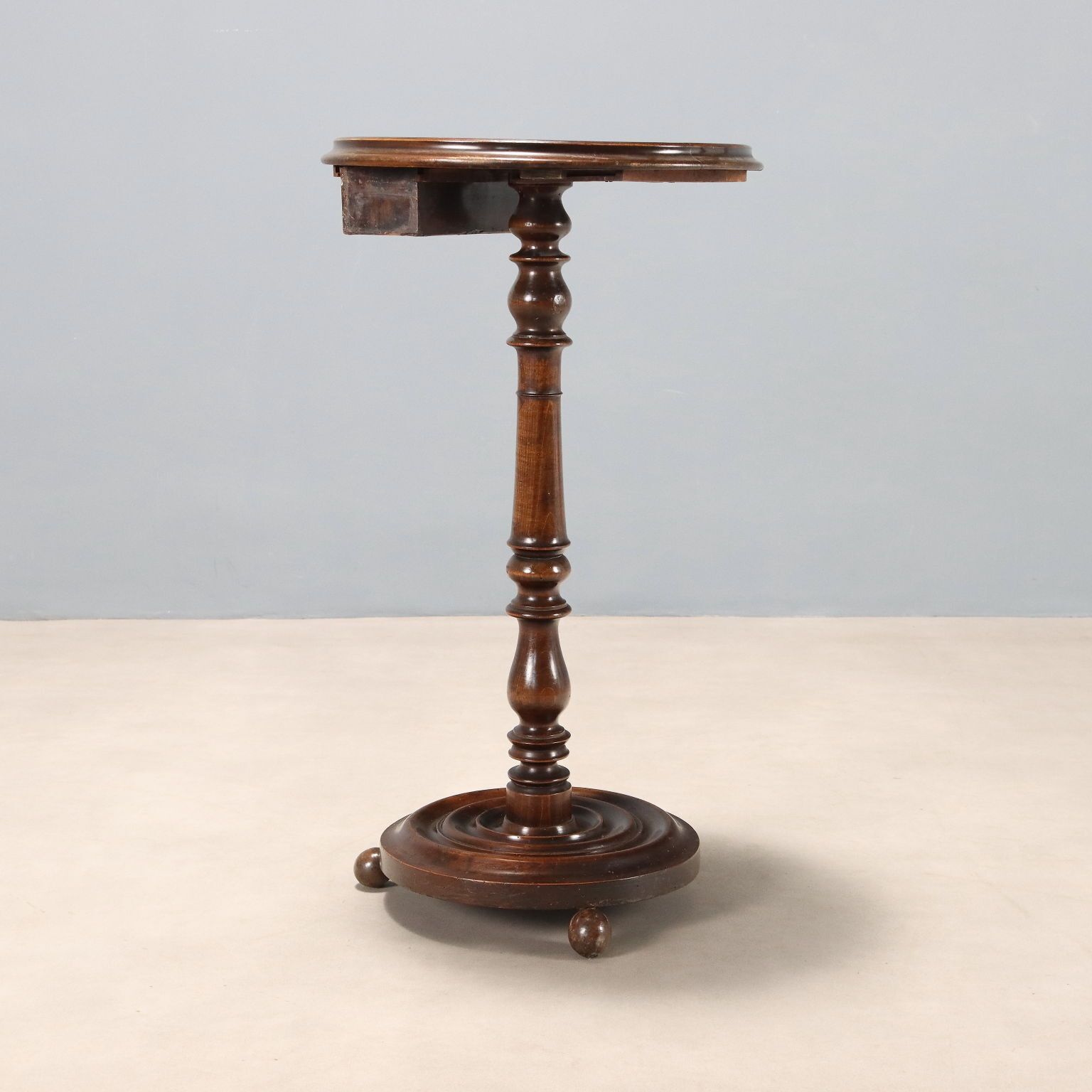 Petite table d'époque en hêtre peint noyer, Italie, XXe siècle photo vintage