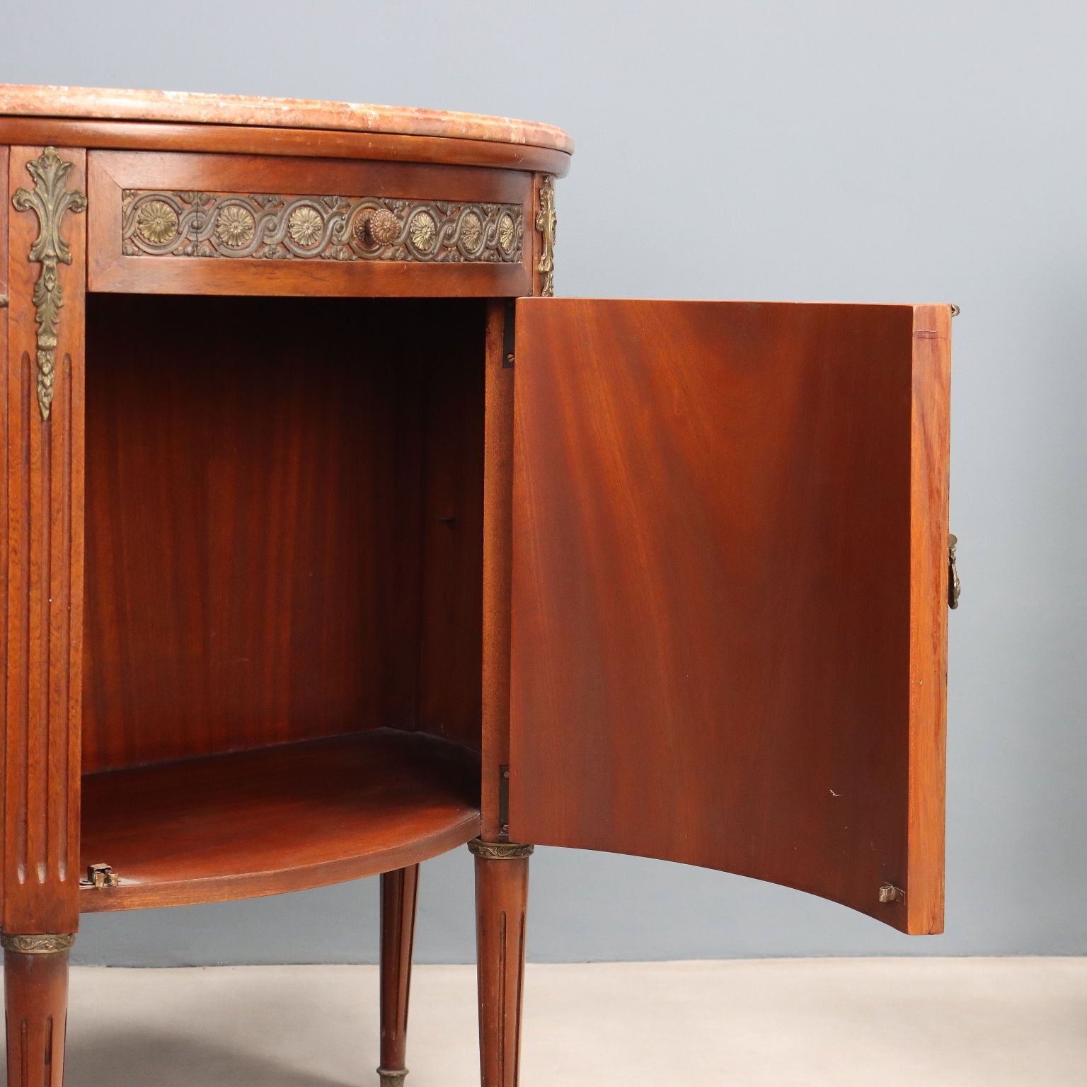 photo furniture Armoires demi-lune de style néoclassique en acajou, XXe siècle