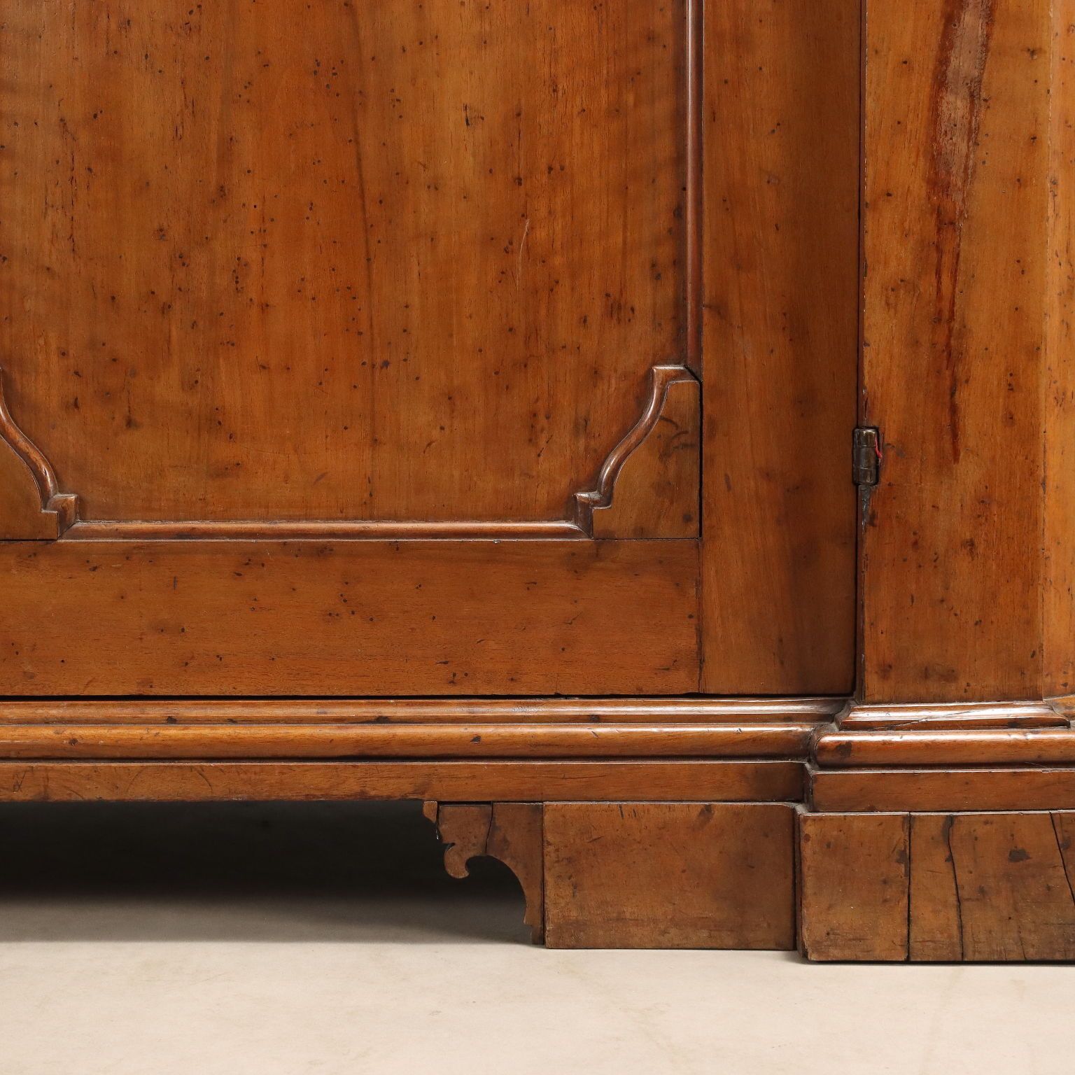 photo for sale Armoire baroque en noyer, Italie, XVIIIe siècle