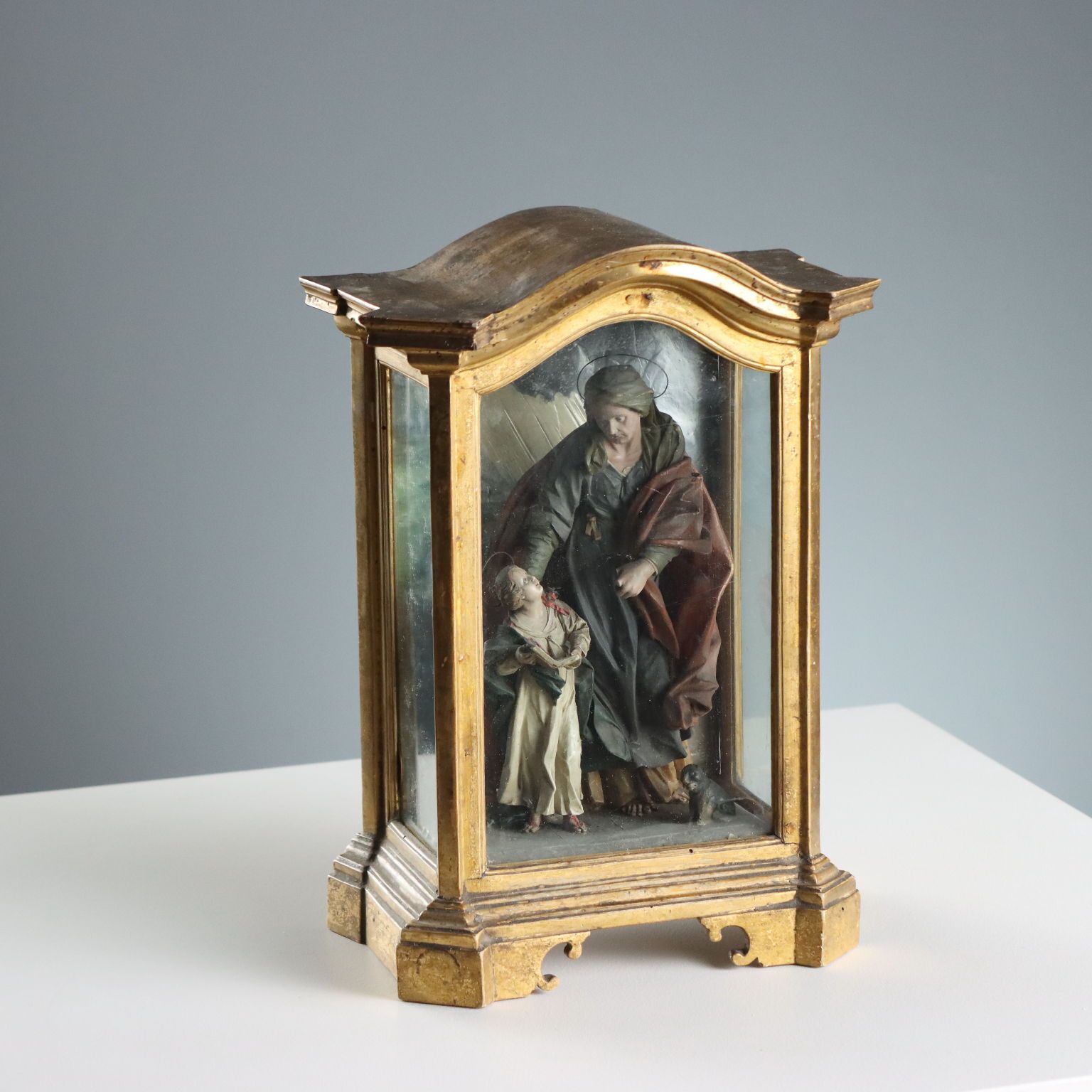 Vitrine d'époque avec sculpture de sainte Anne et la Vierge Marie, XIXe siècle