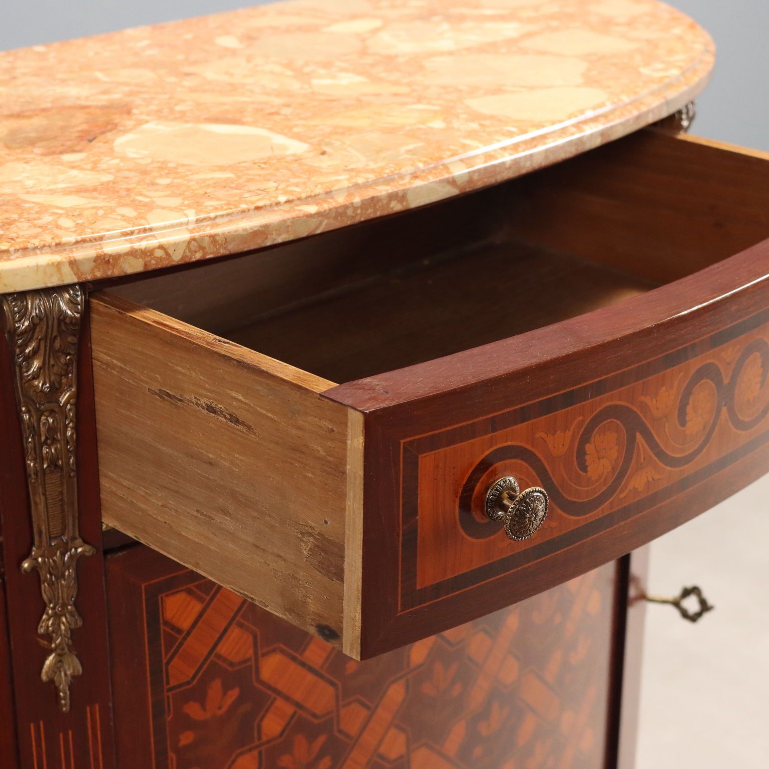 photo furniture Halfmaanse kast Neoklassieke stijl 20e eeuw