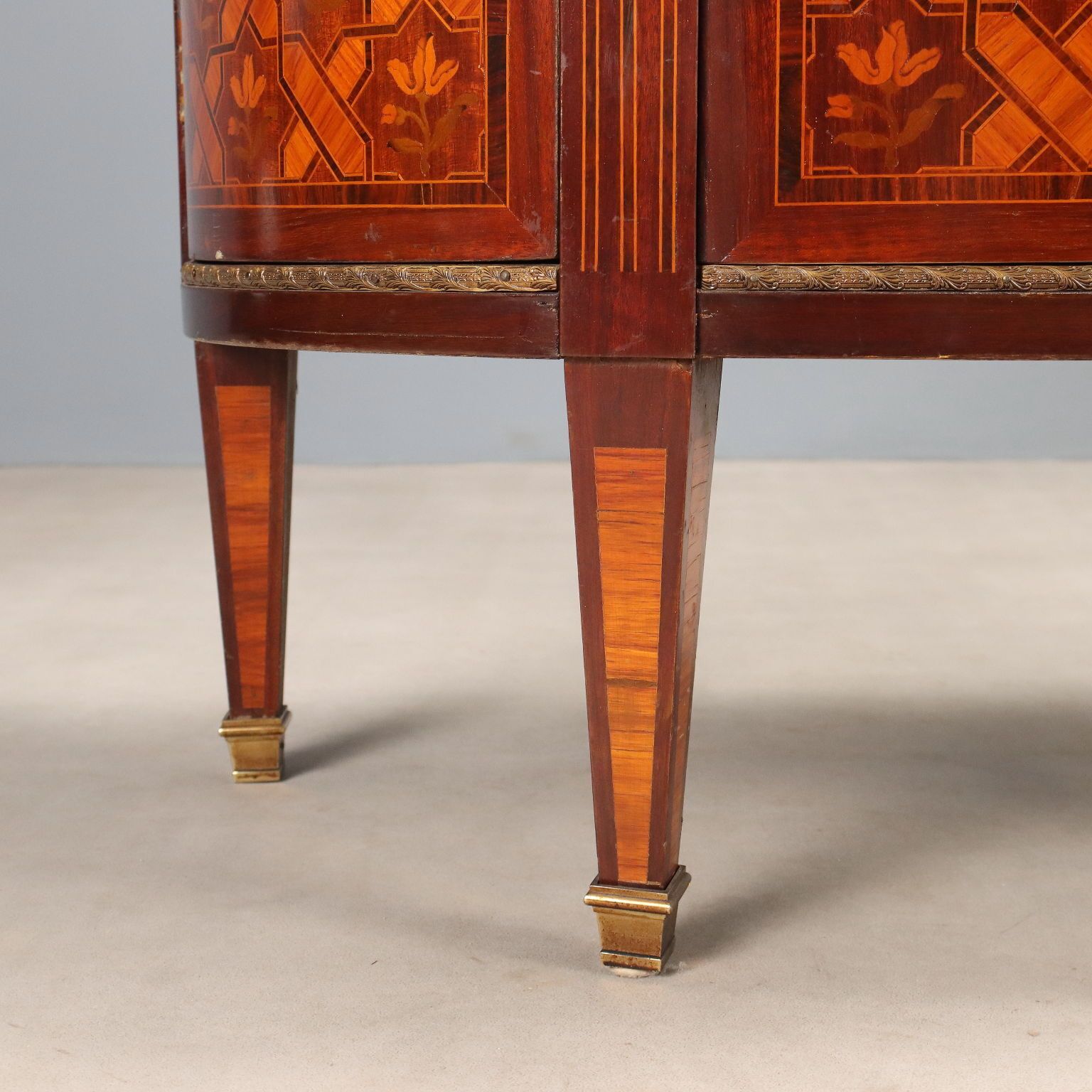 Mobilier Armoire demi-lune de style néoclassique, XXe siècle photo