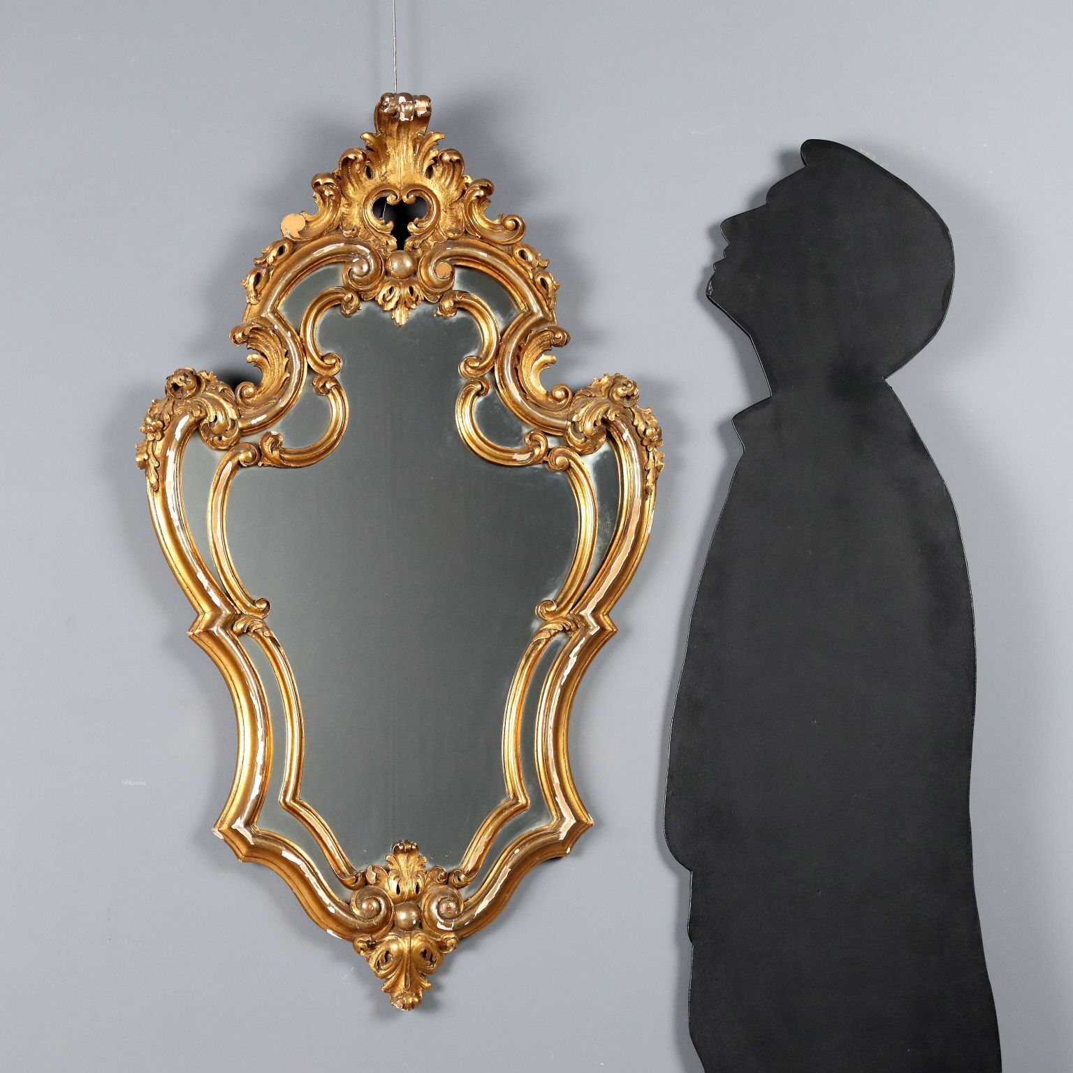 Miroir d'époque en bois sculpté et doré, Italie, XXe siècle photo for sale