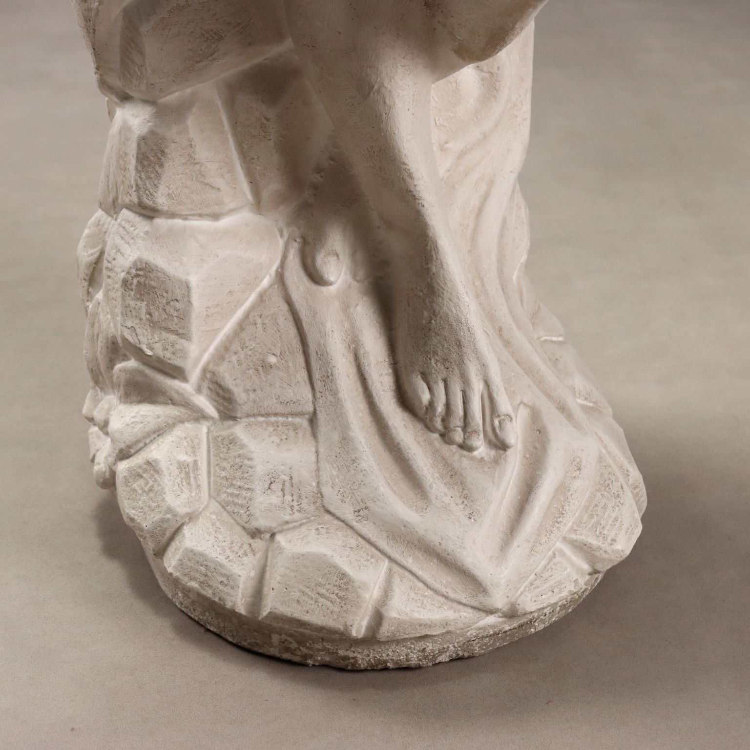 Floor Lamp With Nereid Statue In Cement photo 840.0