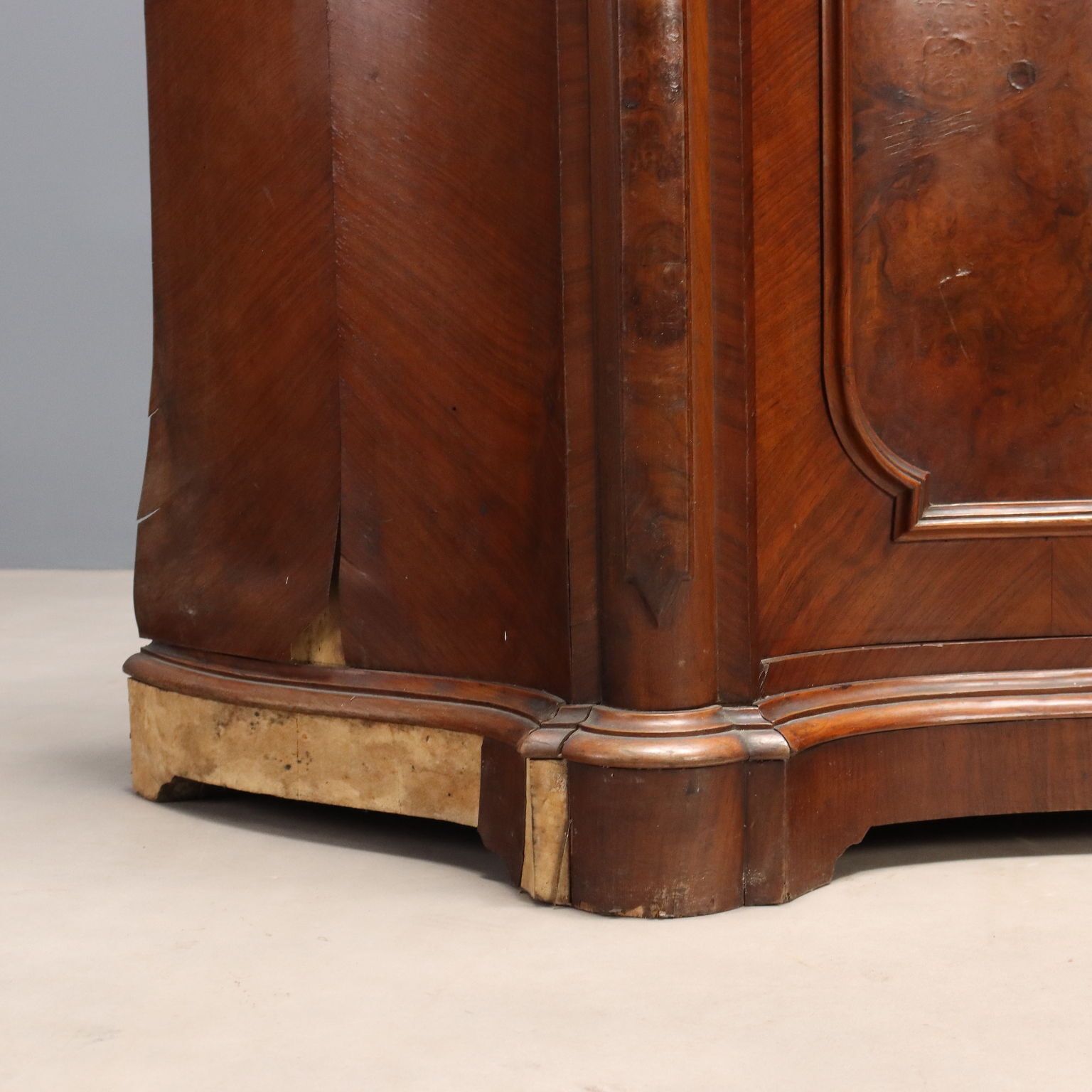 Buffet Umbertine en noyer et loupe de noyer photo buy