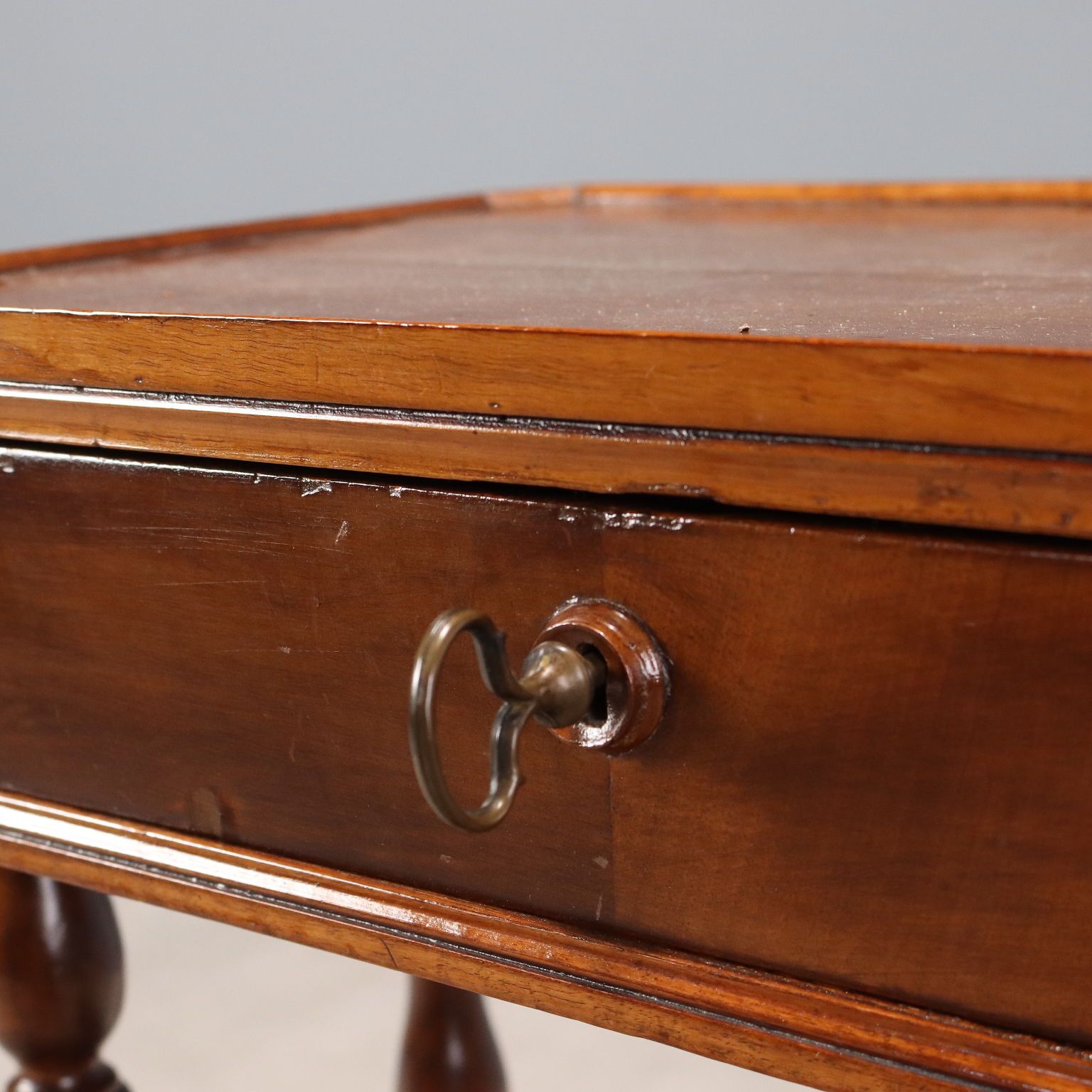 Antieke walnoothouten werktafel met lade photo 350.0
