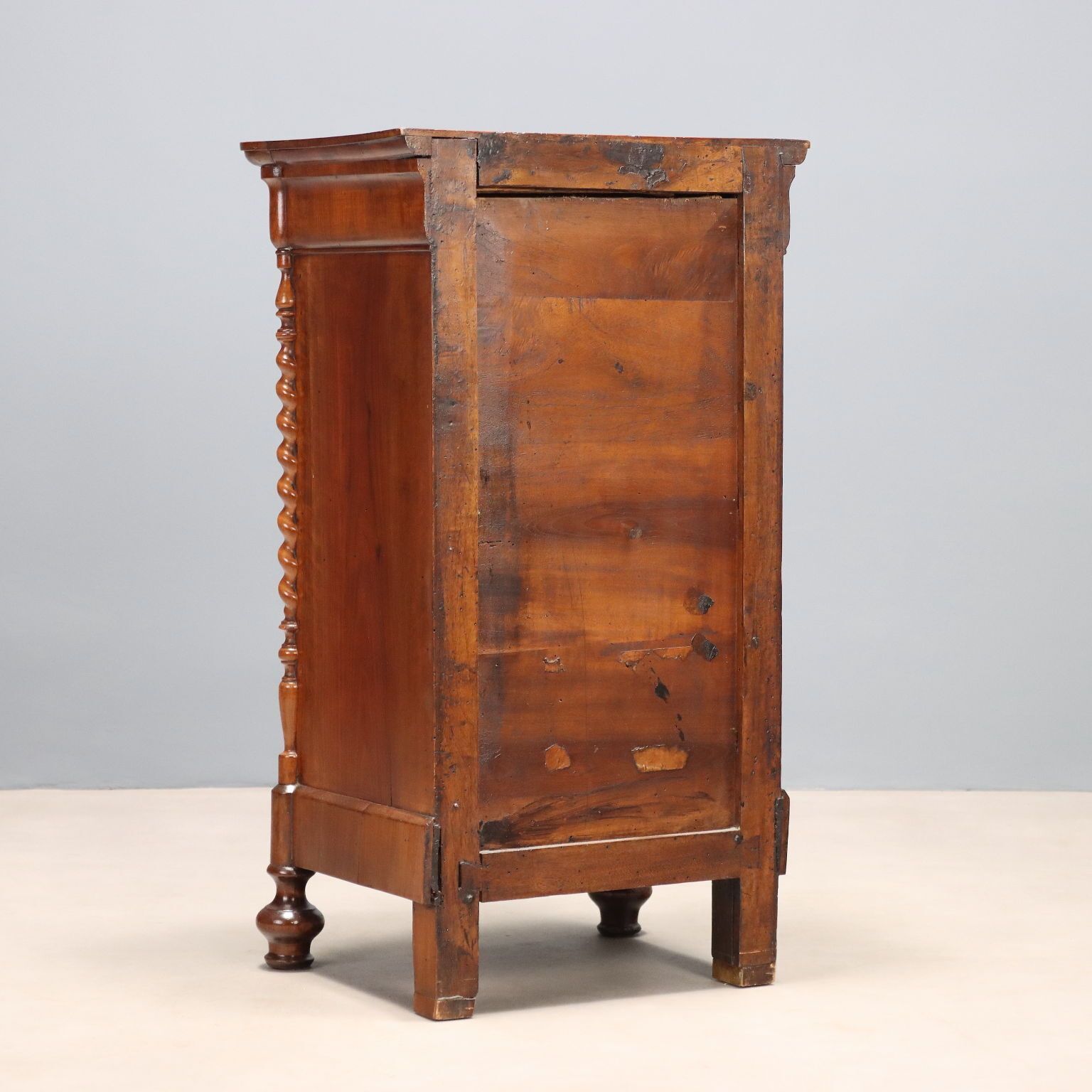 photo furniture Table de nuit Louis-Philippe en loupe de noyer, Italie, XIXe siècle