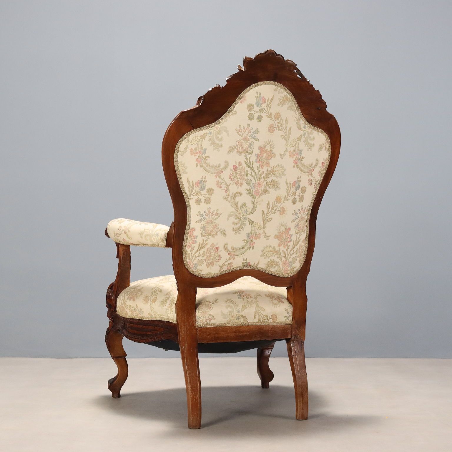 Mobilier Fauteuil néobaroque en noyer sculpté, XIXe siècle photo
