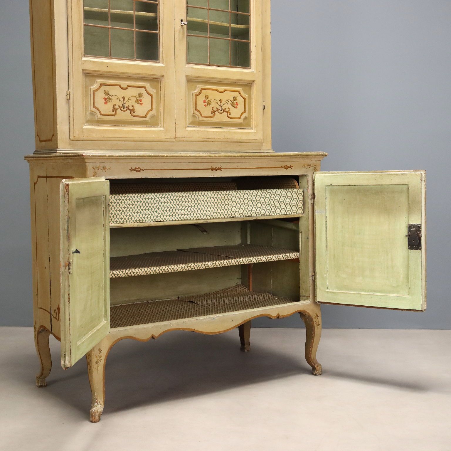 Armoire baroque en bois laqué, XVIIIe siècle photo 2330.0