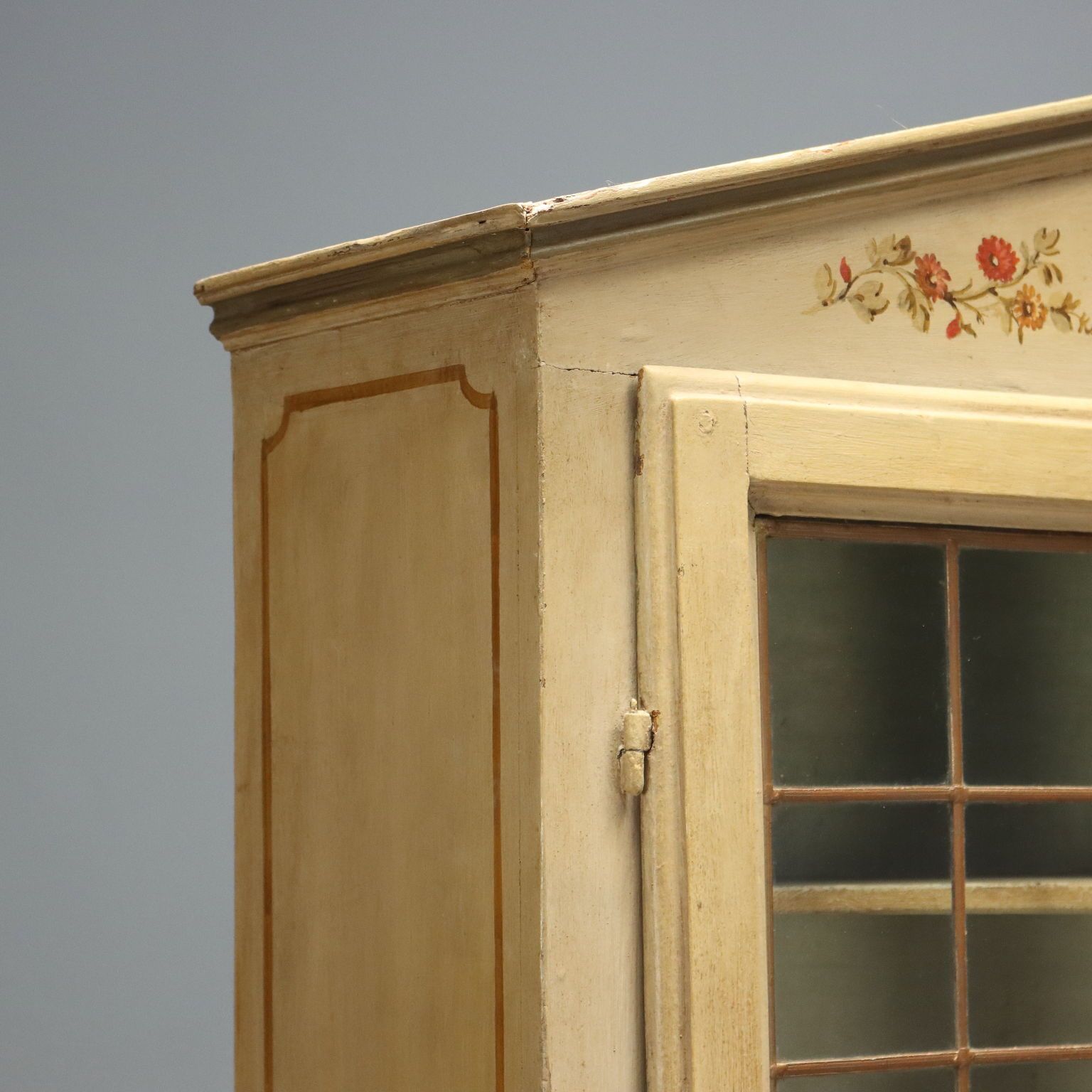 Armoire baroque en bois laqué, XVIIIe siècle photo buy