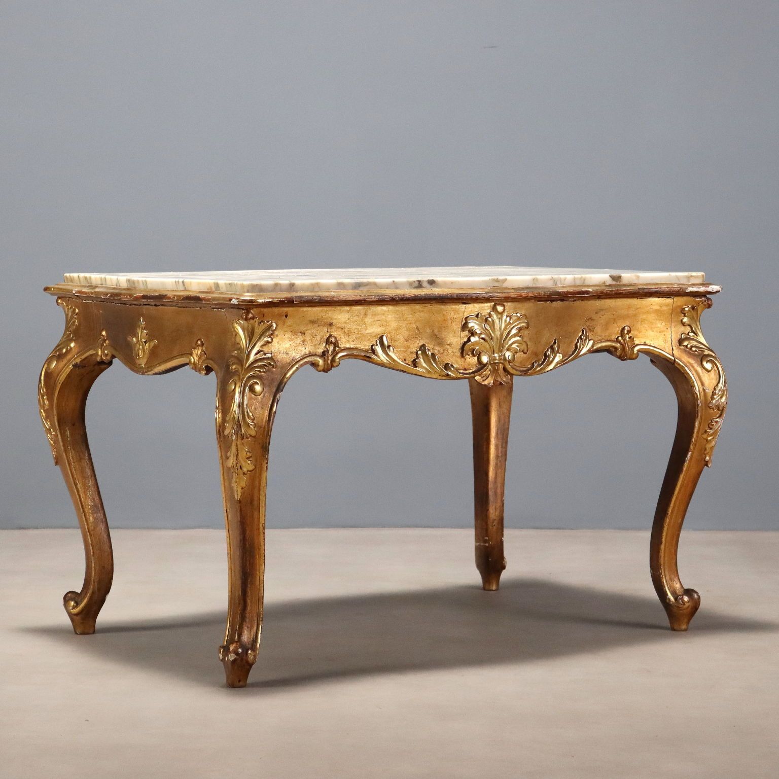 photo for sale Table de style Barocchetto en sapin sculpté et doré