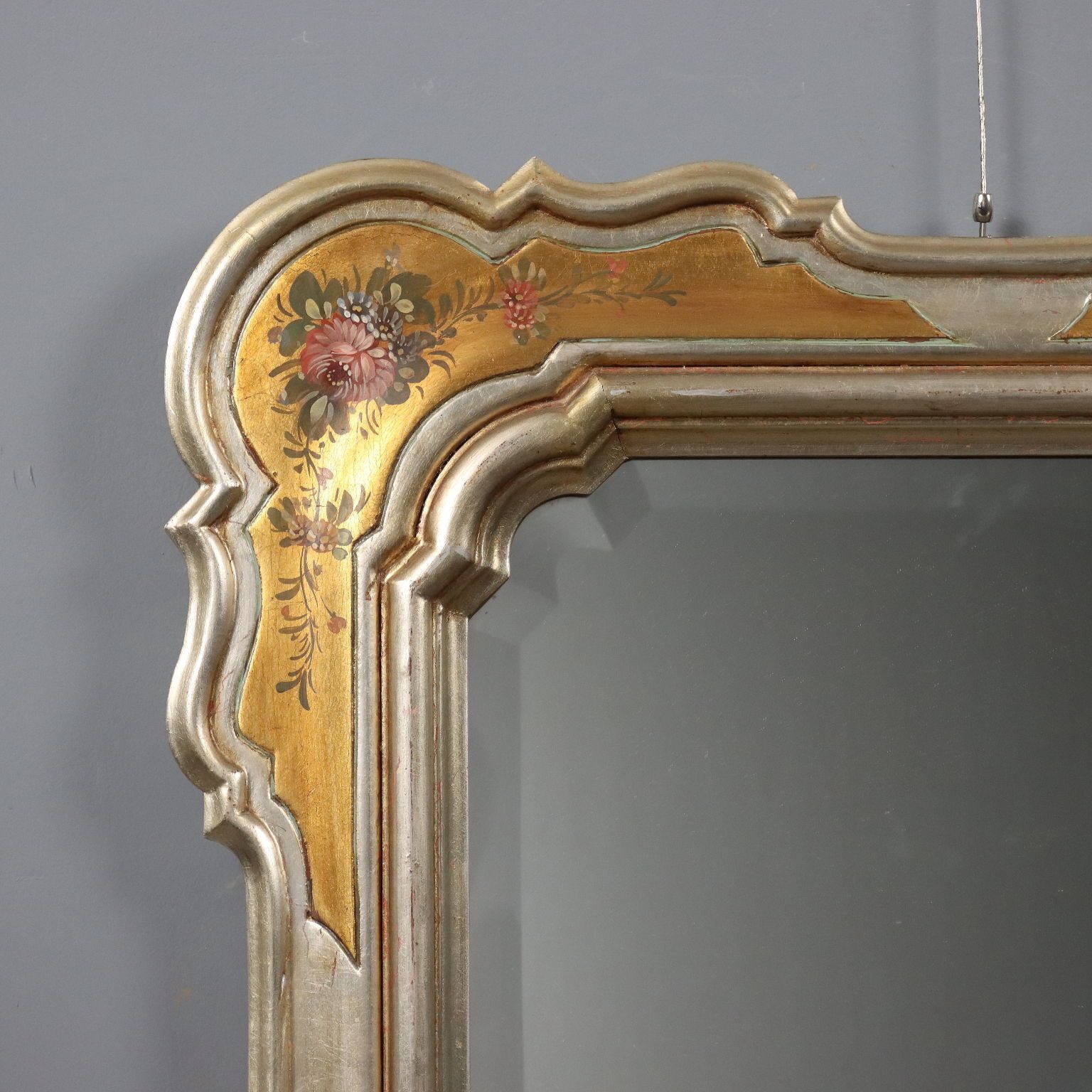 Miroir d'époque à cadre doré, décors floraux, Italie, XXe siècle photo 480.0