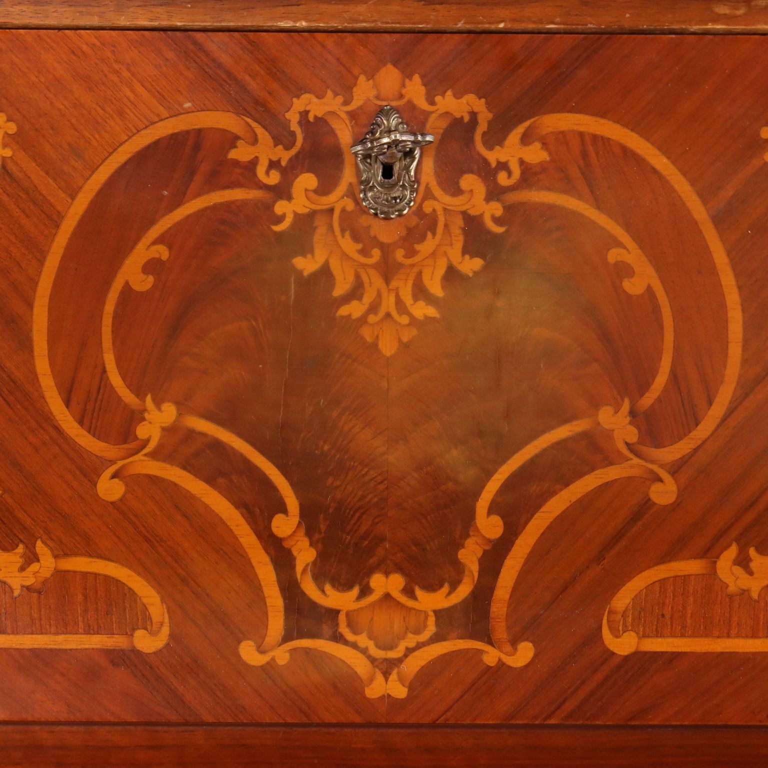 photo furniture Bureau de style romain avec incrustations en érable