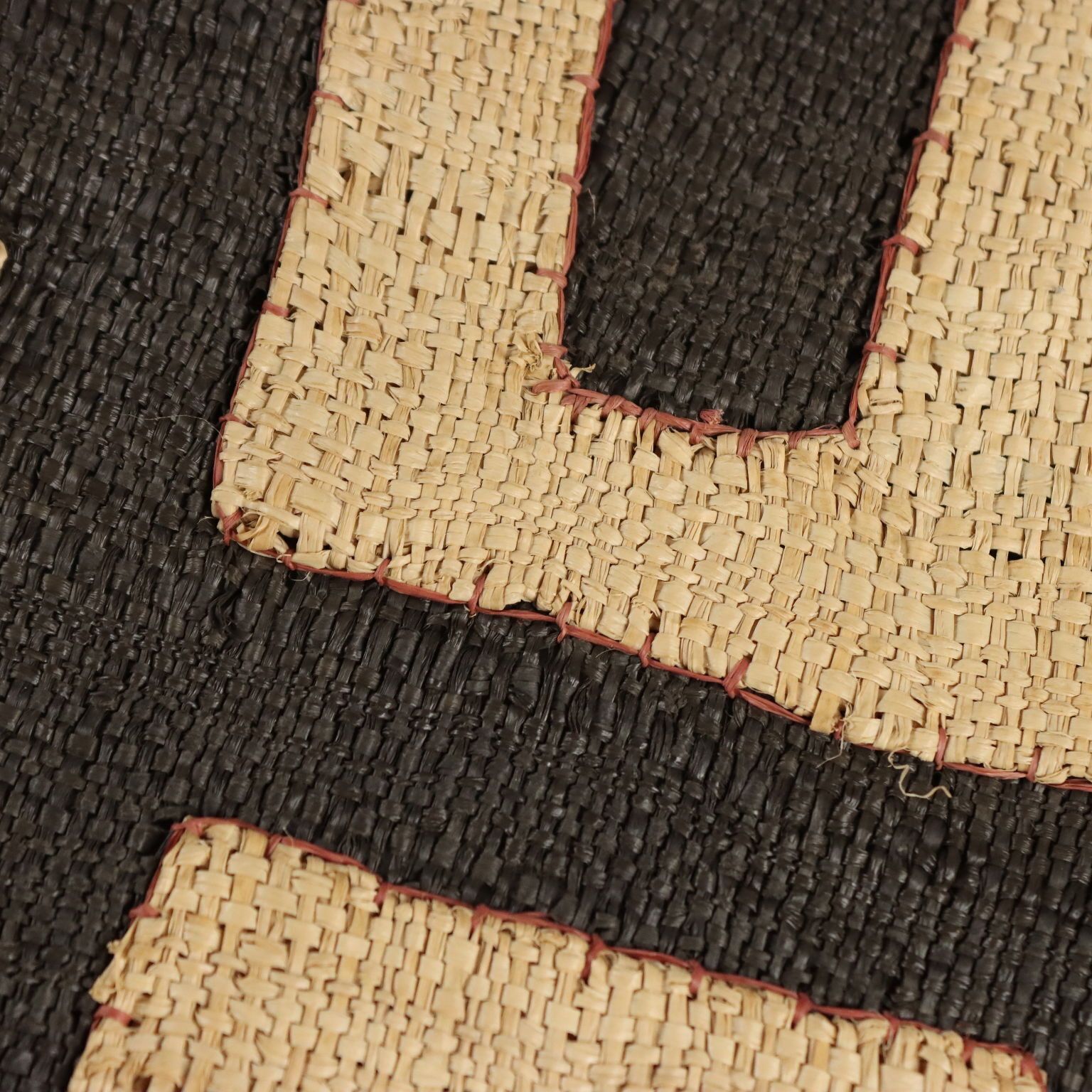 Tissu en raphia royal « Ntshak » à motif labyrinthe, art Kuba, XXe siècle photo vintage