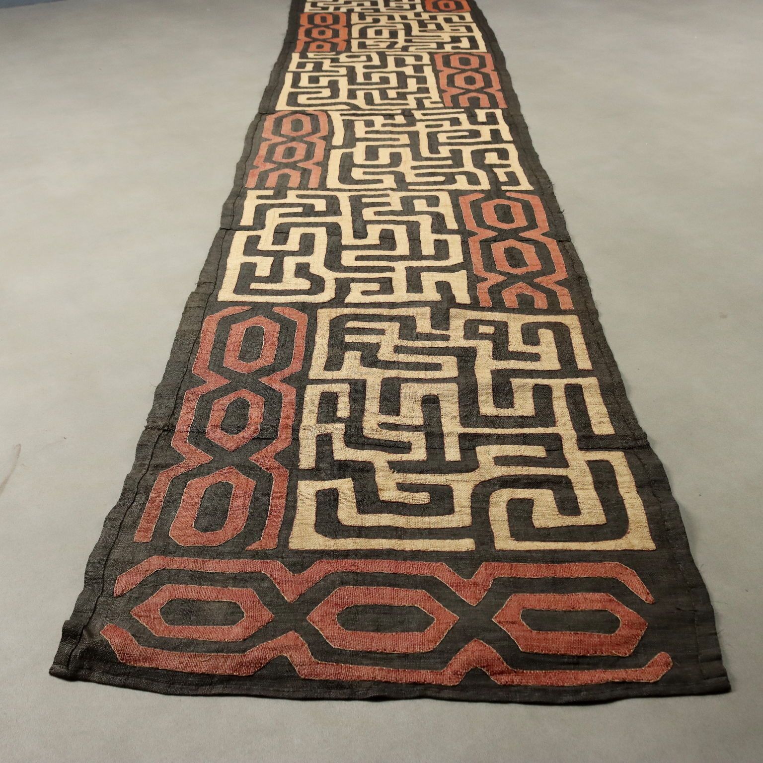 photo for sale Tissu en raphia royal « Ntshak » à motif labyrinthe, art Kuba, XXe siècle