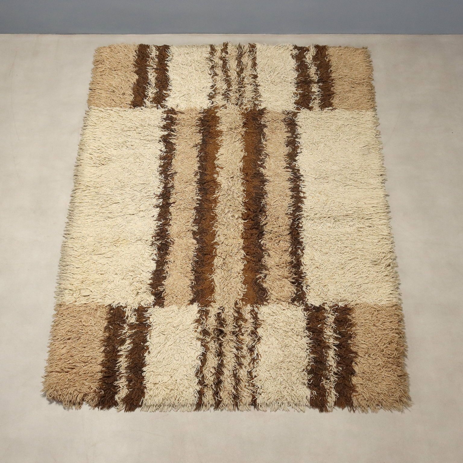 Tapis moderne en laine, gros nœuds, fabrication mécanique, 87 x 63 in photo Textiles