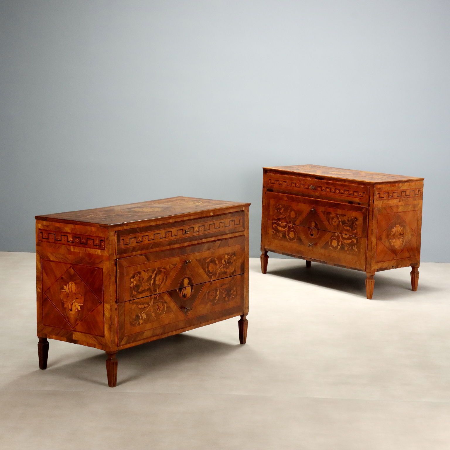 Commodes néoclassiques en noyer, XVIIIe siècle