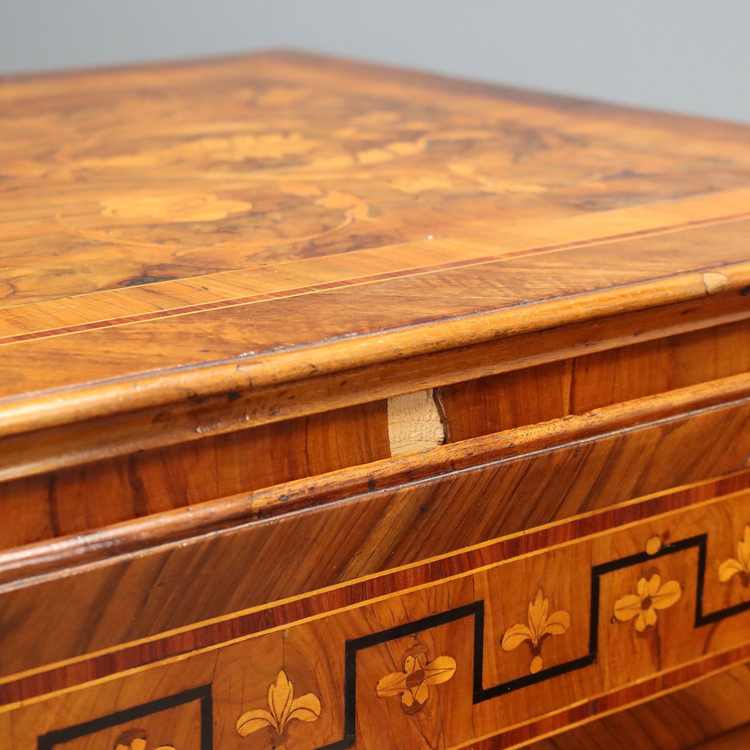 photo furniture Commodes néoclassiques en noyer, XVIIIe siècle