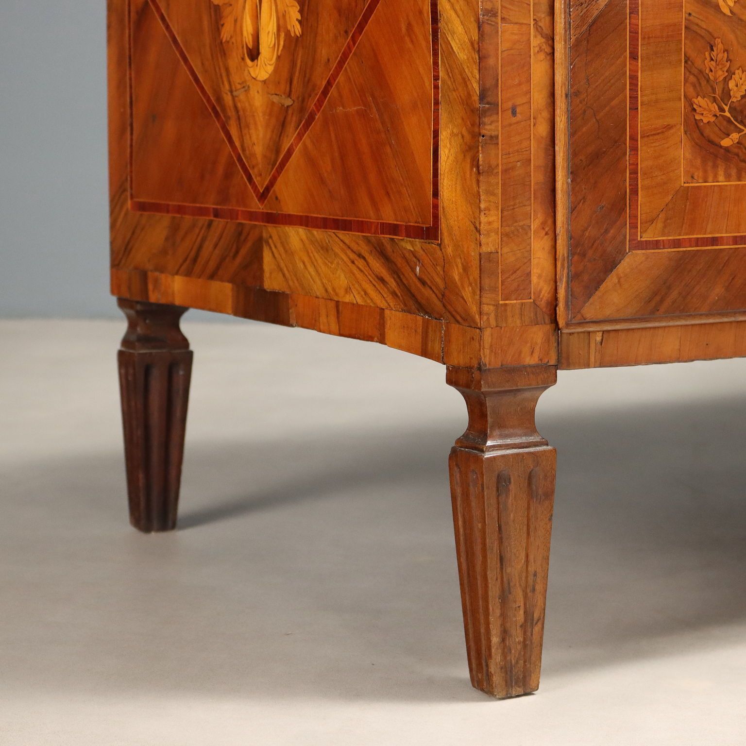 photo buy Commodes néoclassiques en noyer, XVIIIe siècle