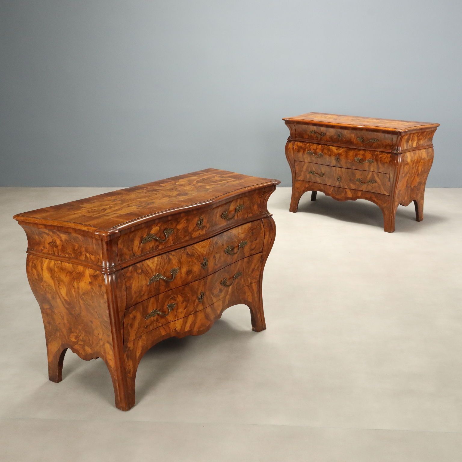 Paire de commodes d'époque en placage de loupe de noyer, Lombardie, XVIIIe siècle