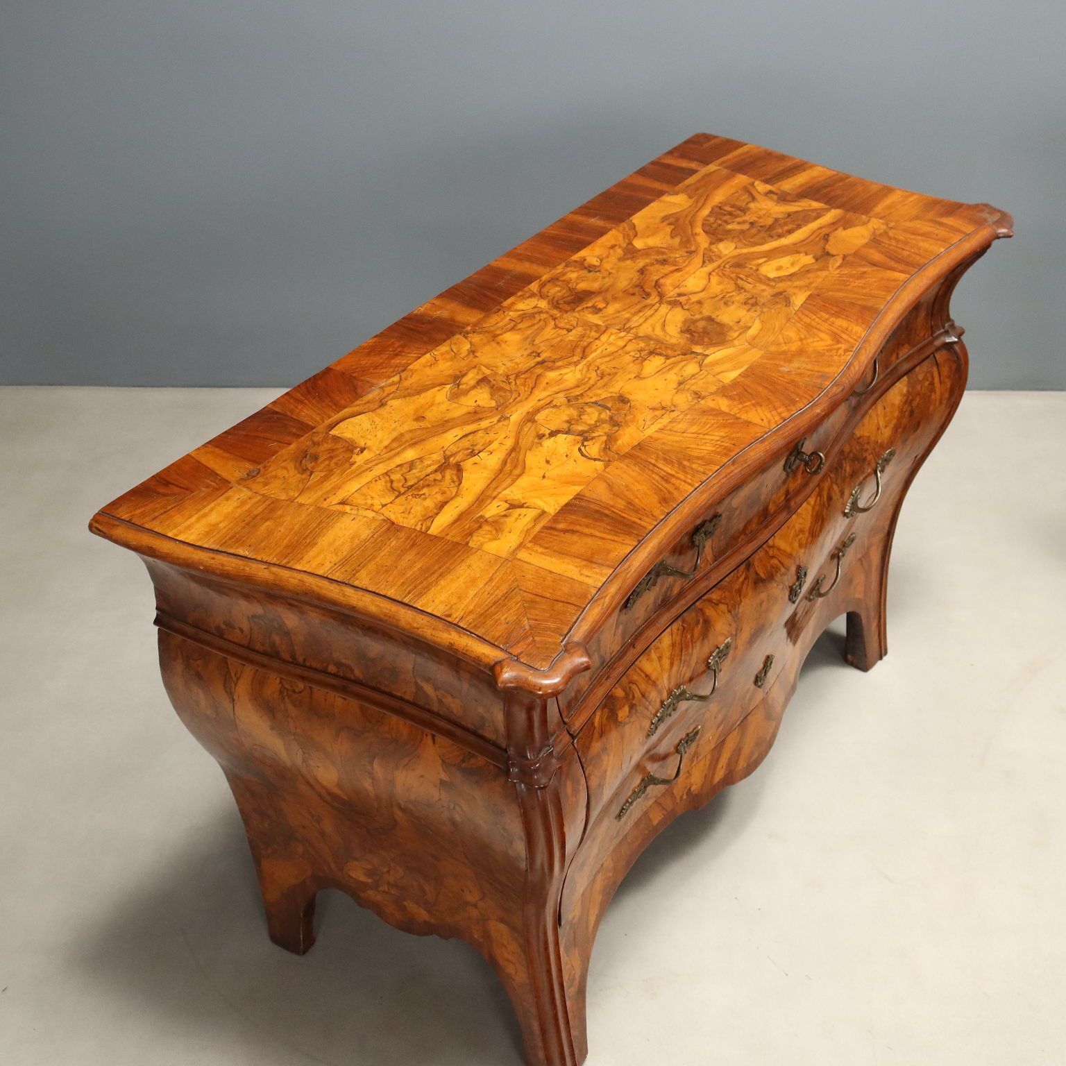 Mobilier Paire de commodes d'époque en placage de loupe de noyer, Lombardie, XVIIIe siècle photo