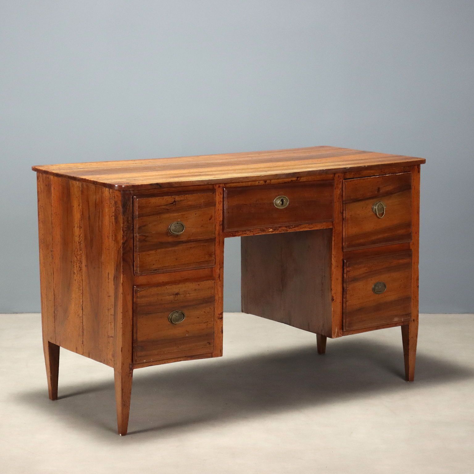 Bureau Directoire d'époque en noyer, 5 tiroirs, Italie, XIXe siècle