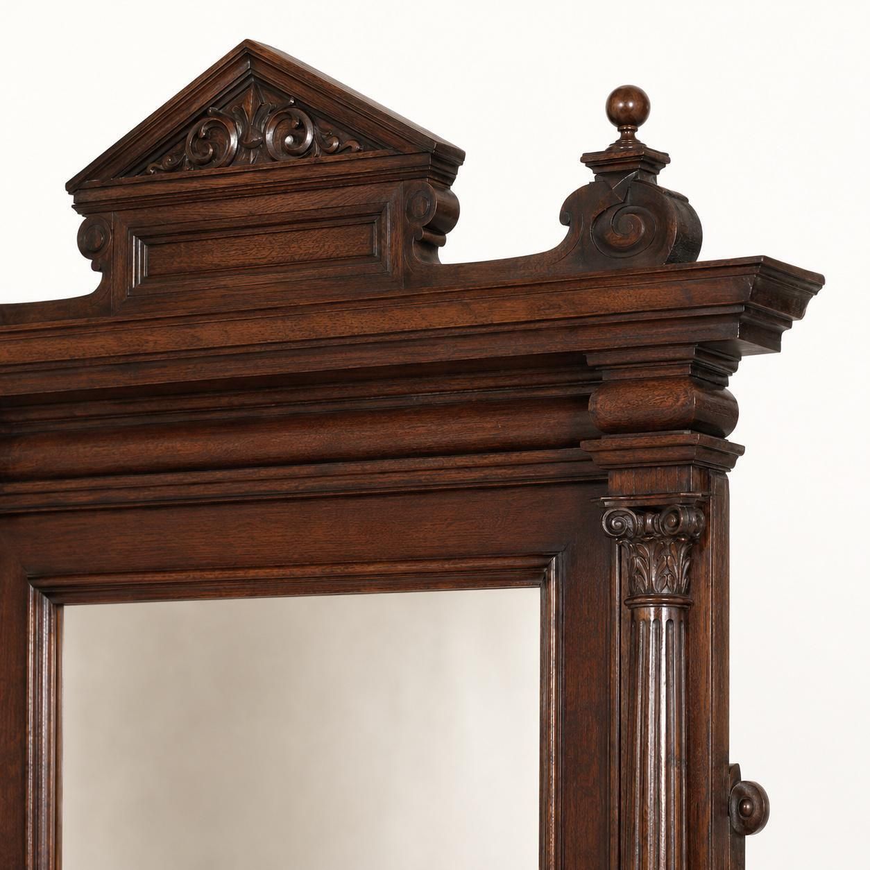 Monumentale Italiaanse gesculpteerde walnoten spiegel met architectonisch fronton, 19e eeuw photo furniture