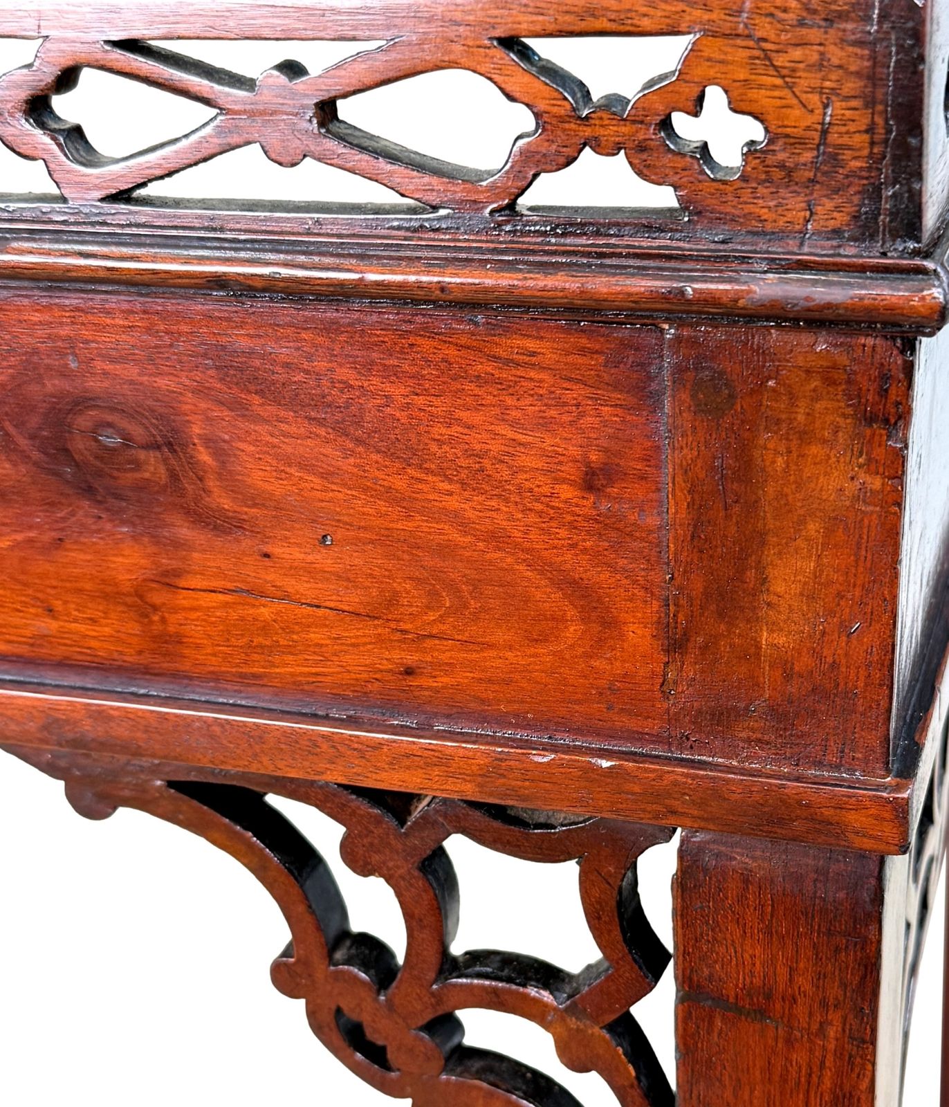 Georgiaanse mahonie zilvertaindel, Chippendale-periode (Engeland, ca. 1760) photo Meubels