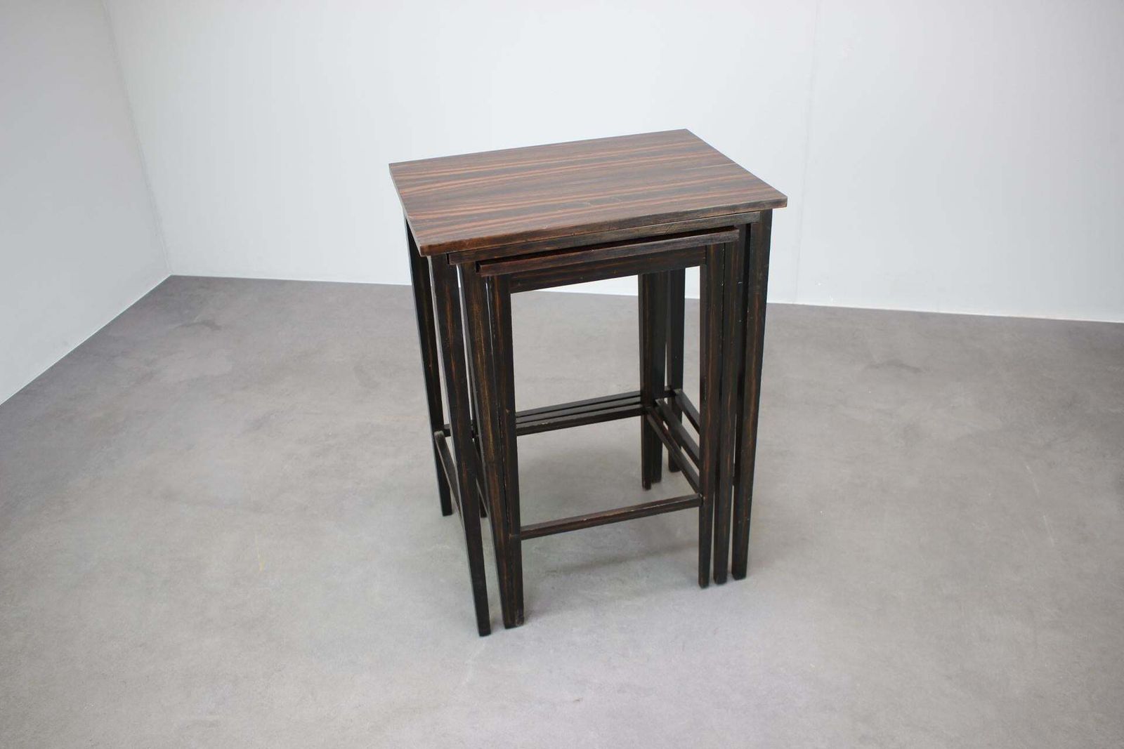 Mid-Century Modern nesteltafels met Macassar fineer, set van drie, Tsjechoslowakije, jaren 1950 photo furniture