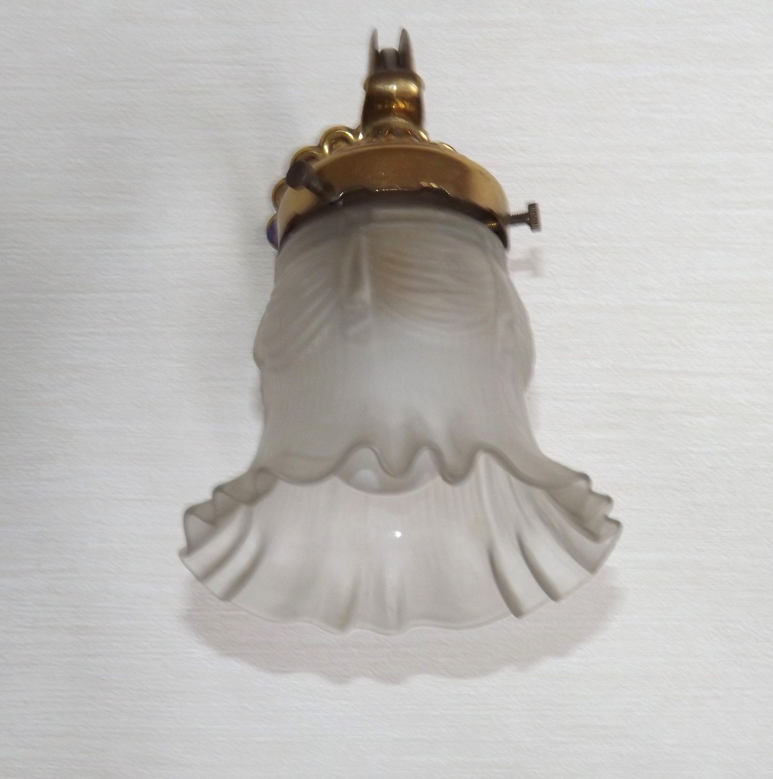 Franse Vintage Messing Wandlamp met Geribde Glazen Kap photo buy
