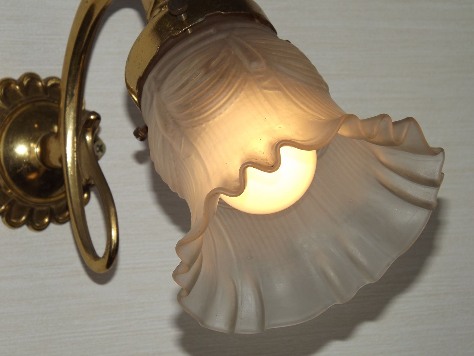 photo buy Franse Vintage Messing Wandlamp met Geribde Glazen Kap