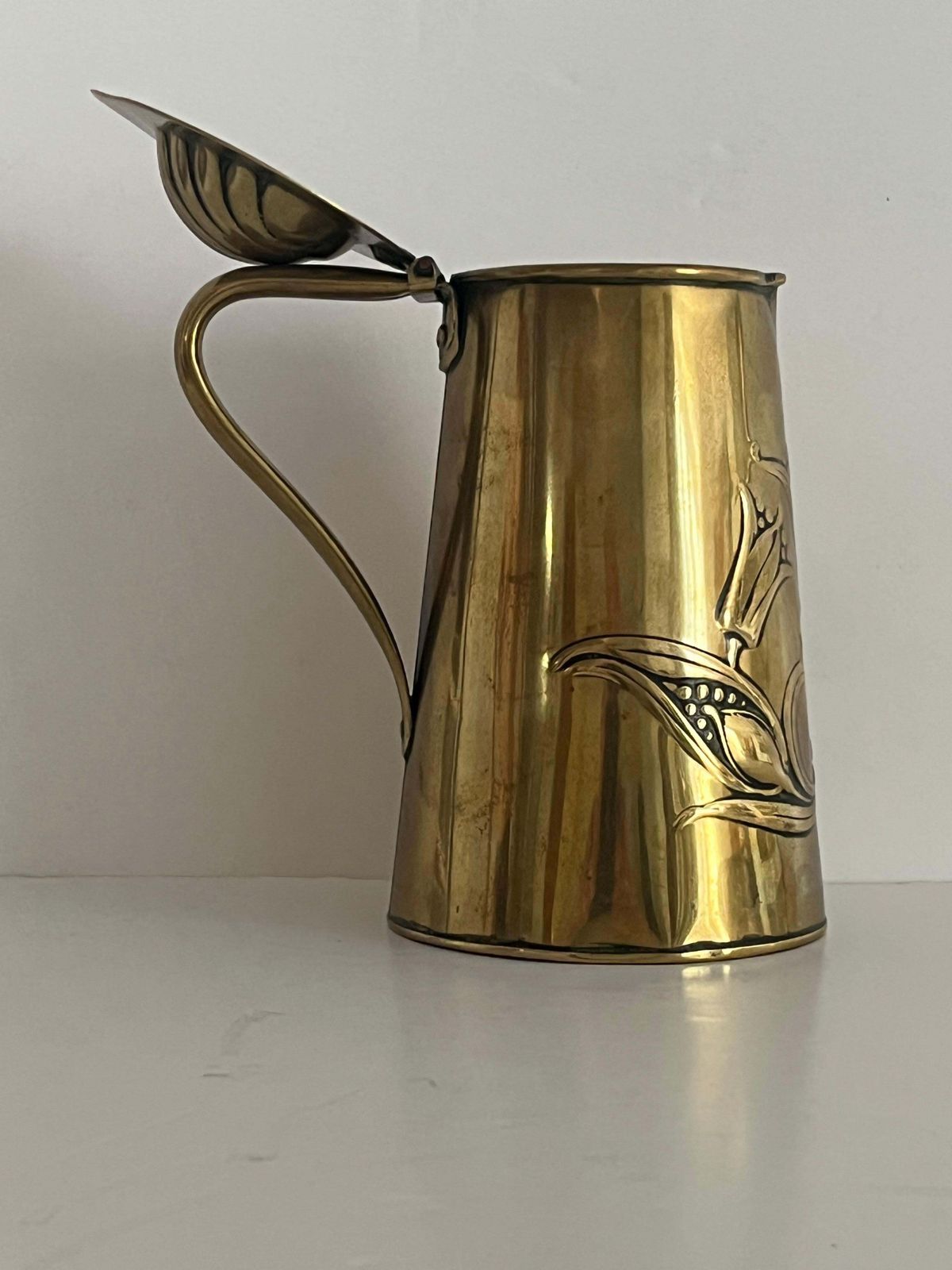 photo vinterior Art Nouveau Messing Waterkan van Joseph Sankey & Sons, ca. 1900