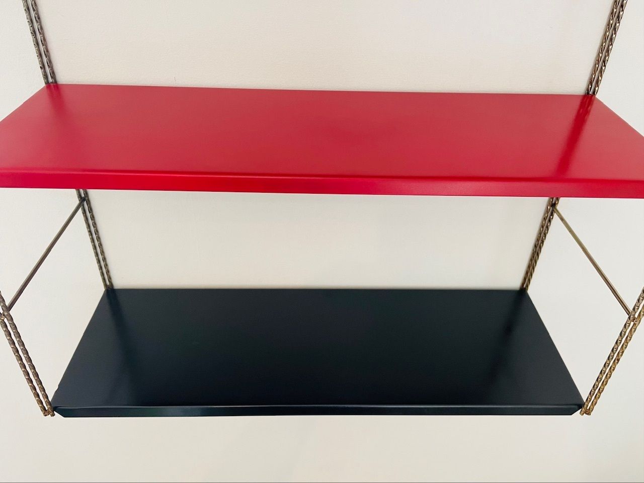 Mid-Century Modern, verstelbare wandplank van messing en metaal, jaren 1960 photo vinterior