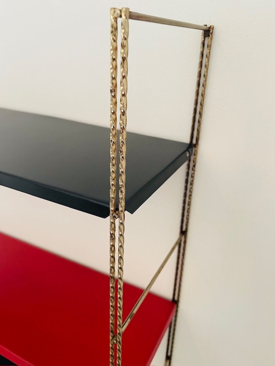 photo furniture Mid-Century Modern, verstelbare wandplank van messing en metaal, jaren 1960