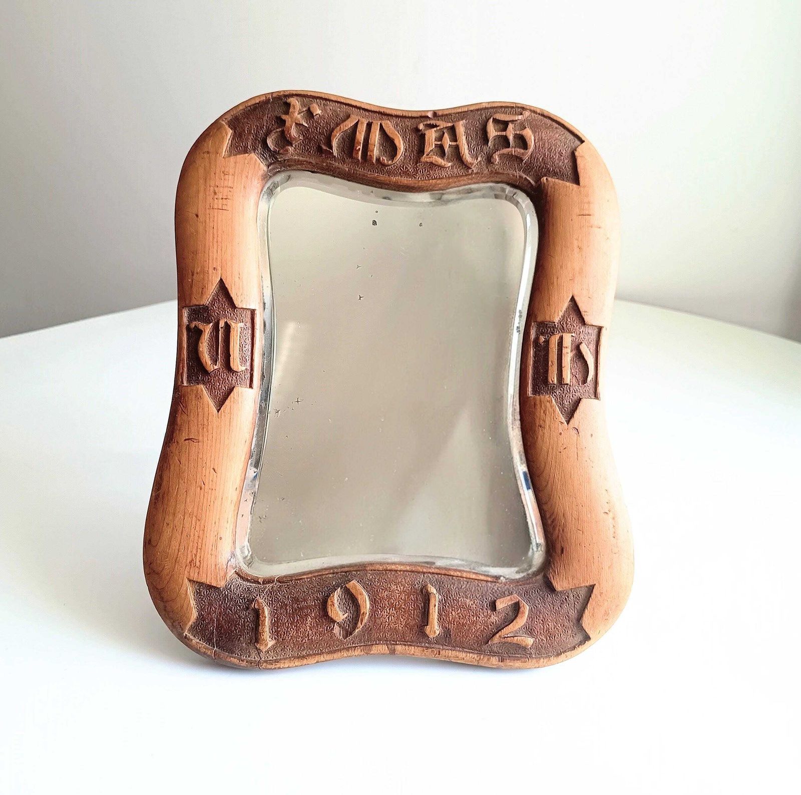 Antiek Engelse Arts & Crafts tafelpiegel, gedateerd 1912, gesneden inscriptie, Cotswolds School photo furniture