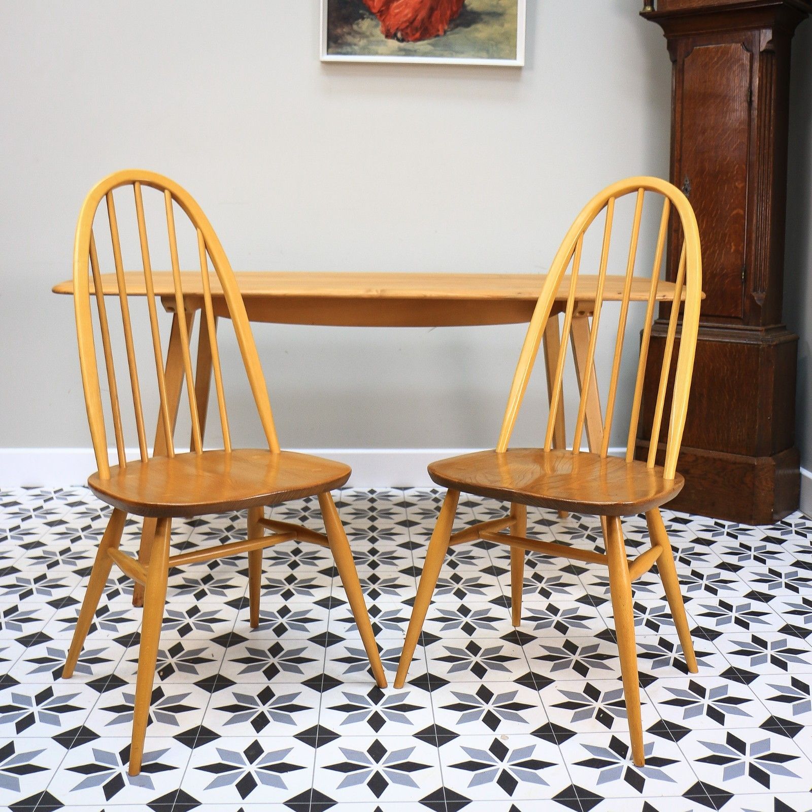 photo vinterior Six Ercol Quaker 365 Chairs And Ercol Plank Dinnig Table  In Elm And