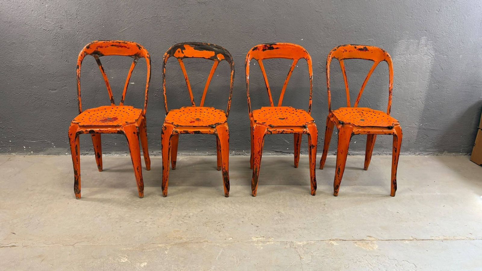 Meubels Set van vier industriële metalen eetkamerstoelen van Joseph Mathieu, geschilderd staal, jaren 1920, Frankrijk photo