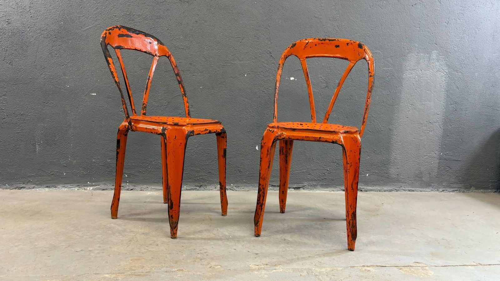 photo furniture Set van 2 industriële metalen eetkamerstoelen van Joseph Mathieu, gelakt staal, jaren 1920, Frankrijk
