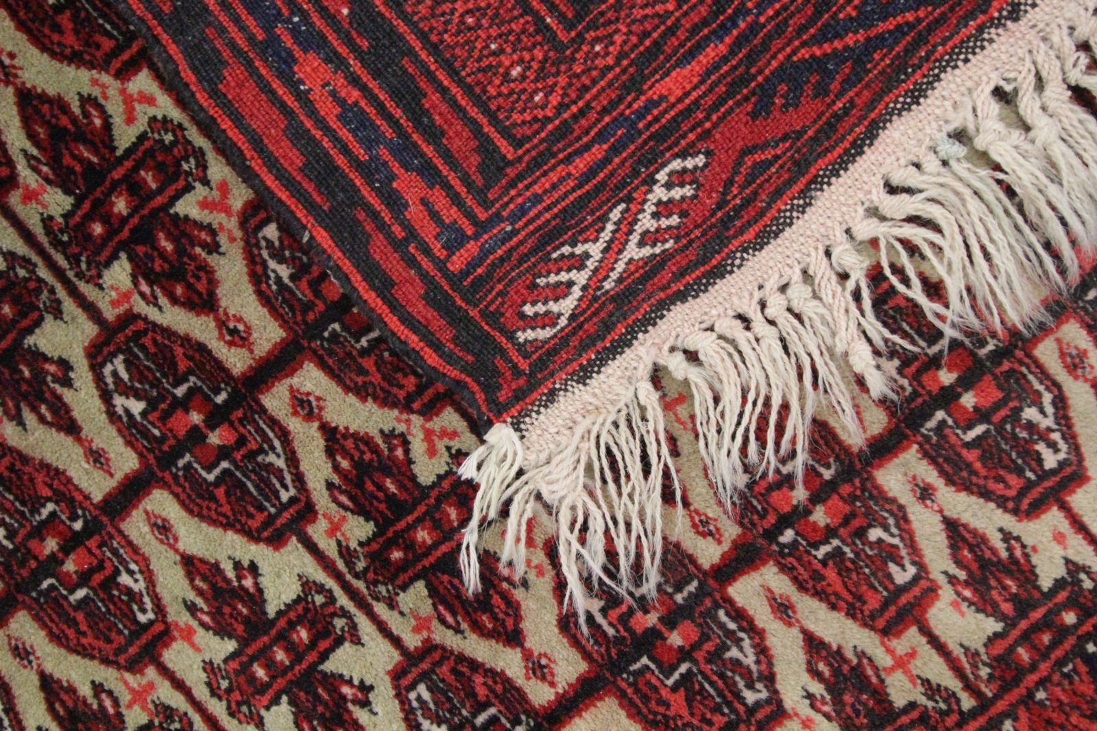 Petit tapis de salon vintage, tapis oriental traditionnel en laine tissé à la main photo vintage