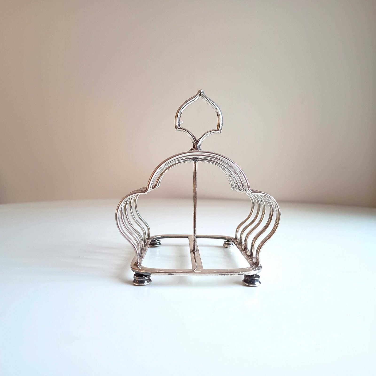 photo furniture Vintage Victoriaans Gotisch Engels verzilverd toastrack, gelobde bogen, ca. 1890s