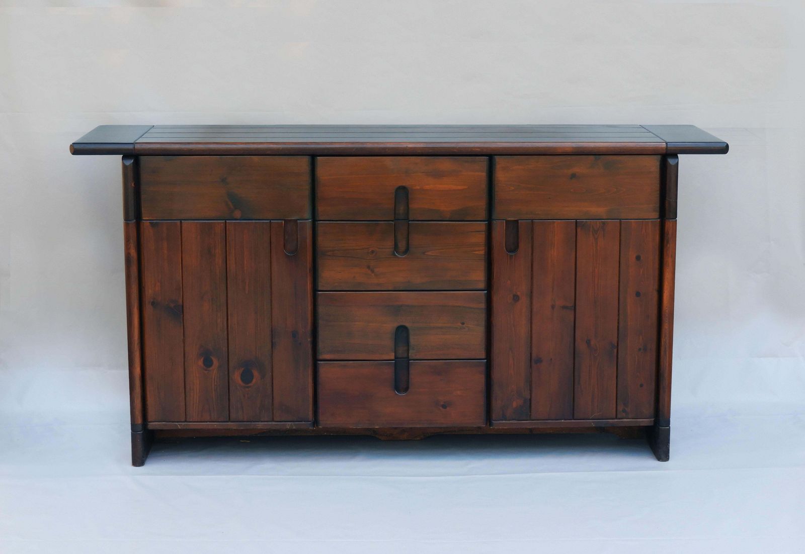 Silvio Coppola Brutalist massief grenen dressoir voor Fratelli Montina, Italië, jaren 1970 photo for sale
