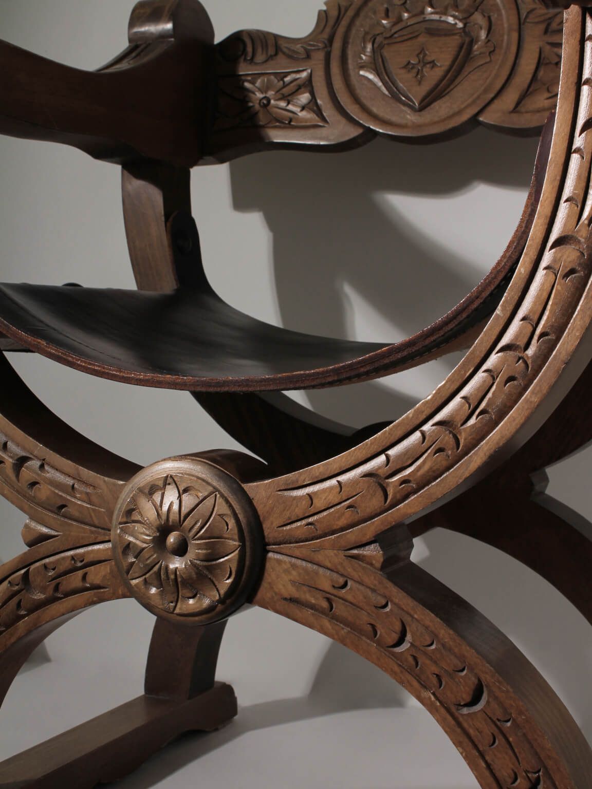 photo furniture Renaissance Revival eiken Dante-stoel, Zweden, jaren 1850