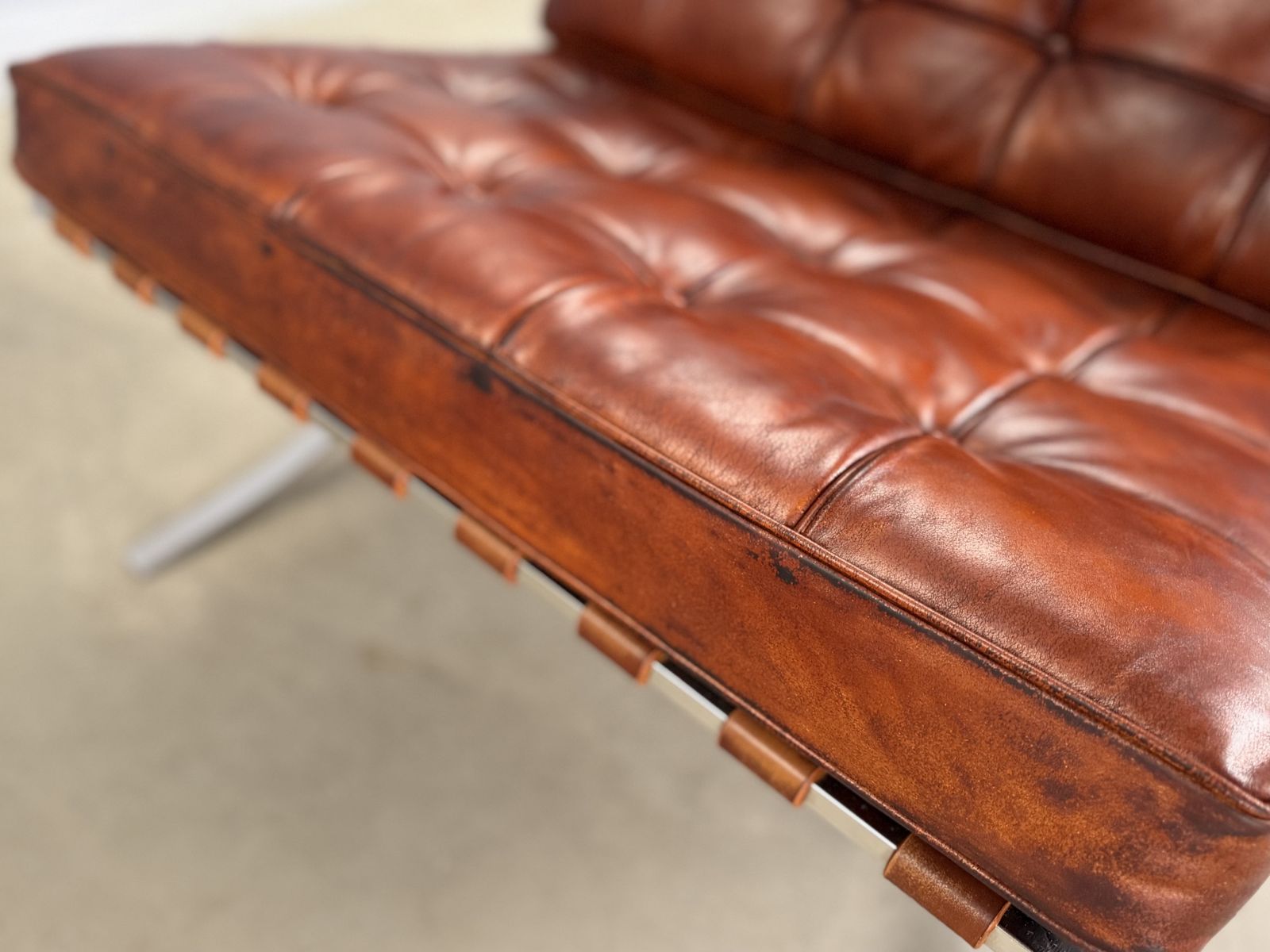 photo vintage Barcelona Chair Leather Lounge Brown Tan Accent Chair Bauhaus Statement Armchair