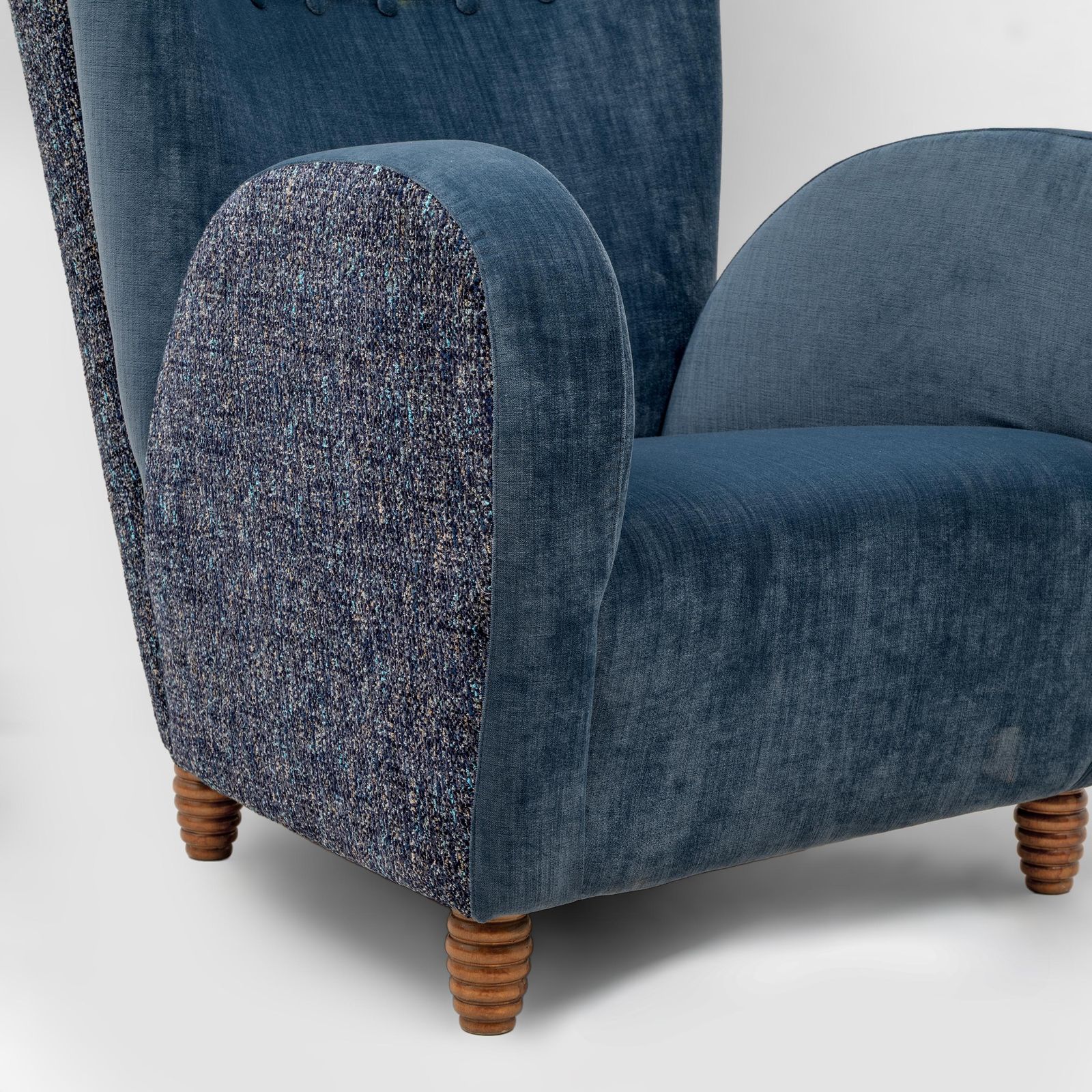 photo furniture Paar Italiaanse Paolo Buffa fauteuils met hoge rug in blauw fluweel en chenille, jaren 1950