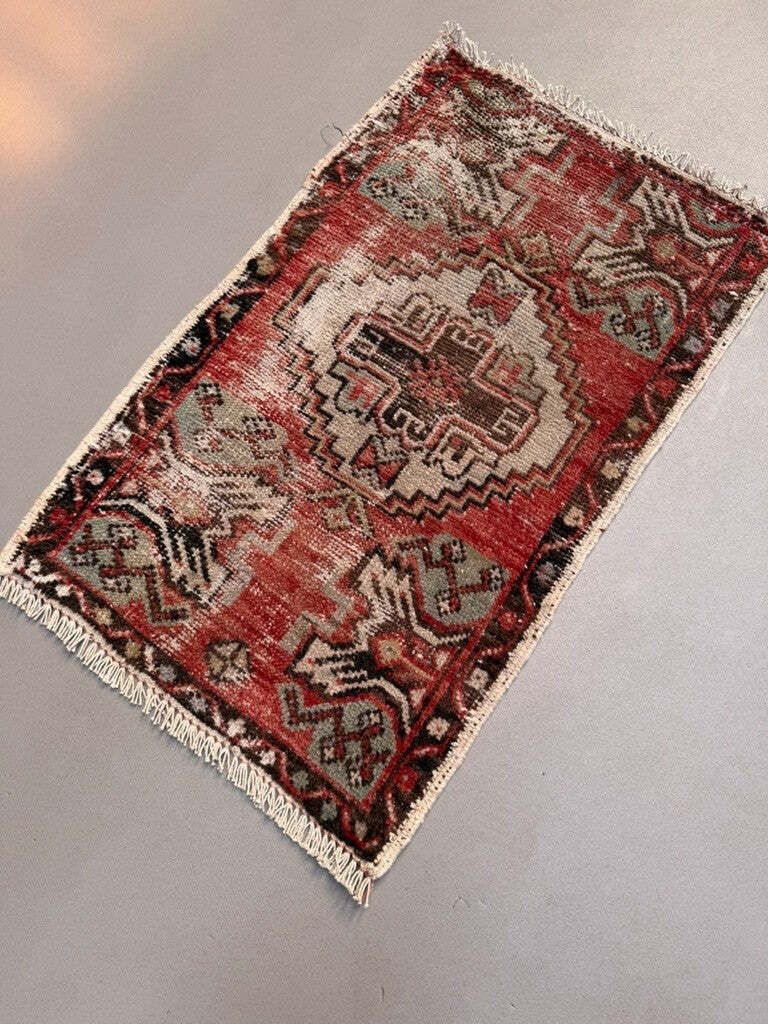 Klein Vintage Turks Tapijt 54x90 cm, Korte Loper, Met Gebruikssporen, Mini Vloerkleed 2556 photo furniture