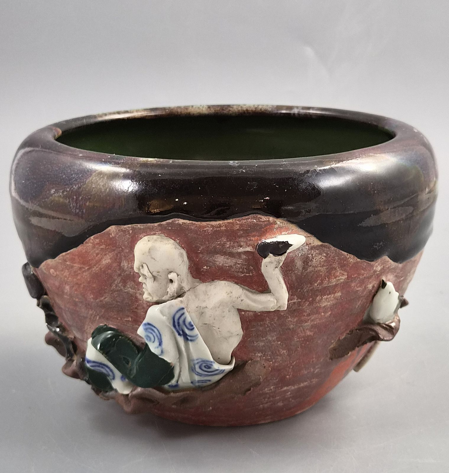Japanse Sumida Gawa schaal, gesigneerd Inoue Ryōsai, figuren in reliëf, Meiji-Taishō ca. 1900 photo furniture