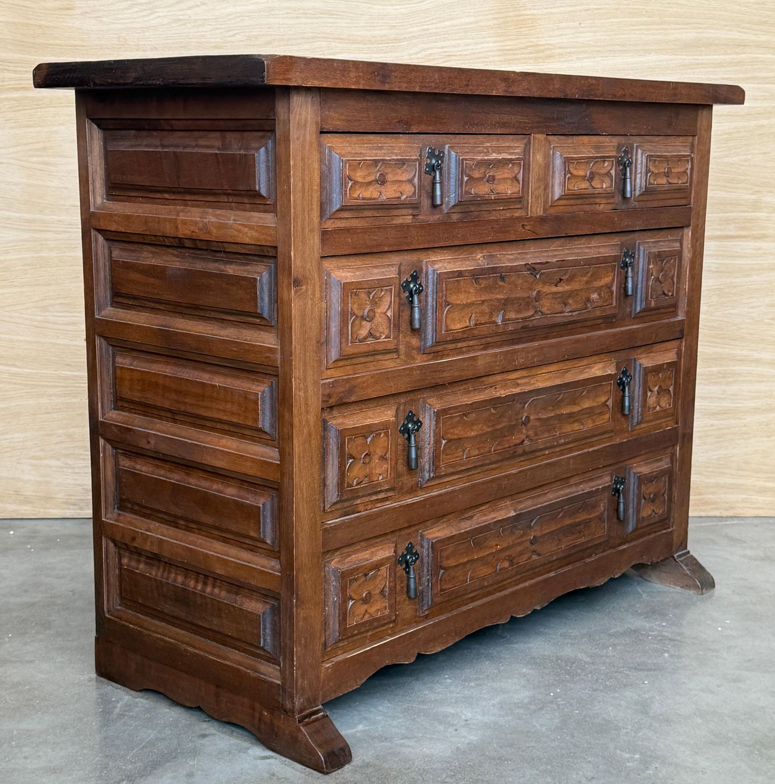 Commode baroque catalane espagnole du XXe siècle en noyer sculpté, cinq tiroirs, style toscan photo for sale