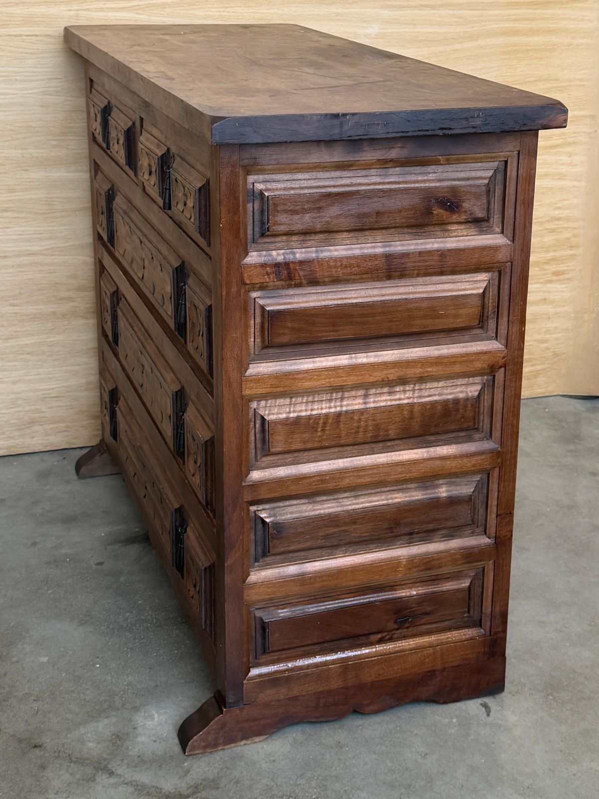 Commode baroque catalane espagnole du XXe siècle en noyer sculpté, cinq tiroirs, style toscan photo vinterior