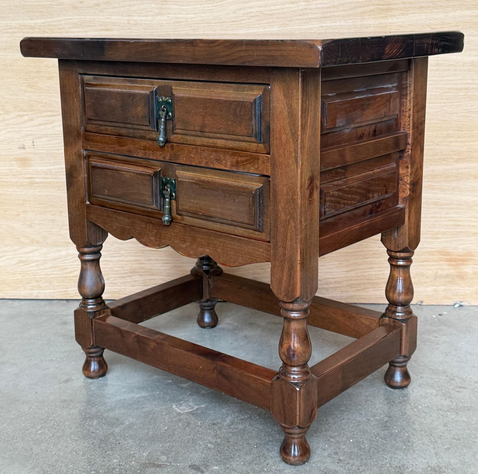 Tables de chevet rustiques espagnoles en bois massif, paire avec deux tiroirs et pieds tournés photo vintage
